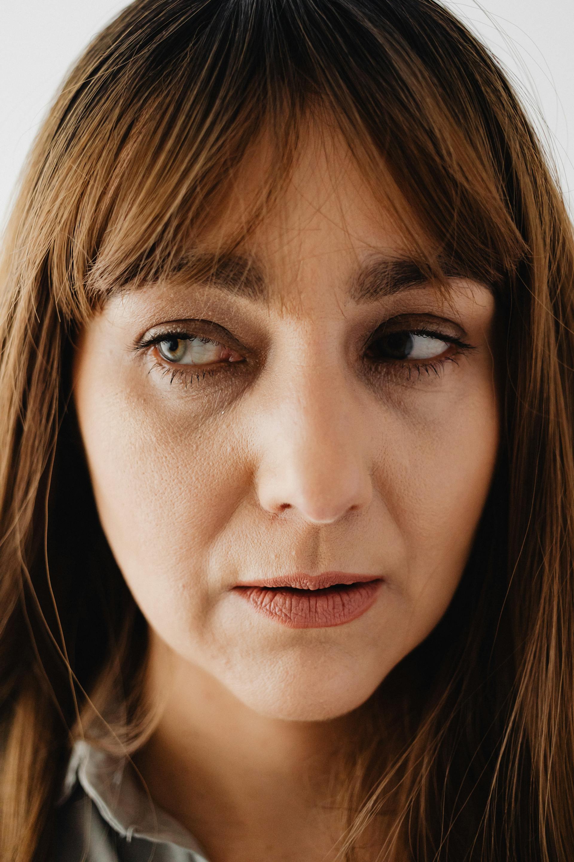 Eine ernste Frau | Quelle: Pexels