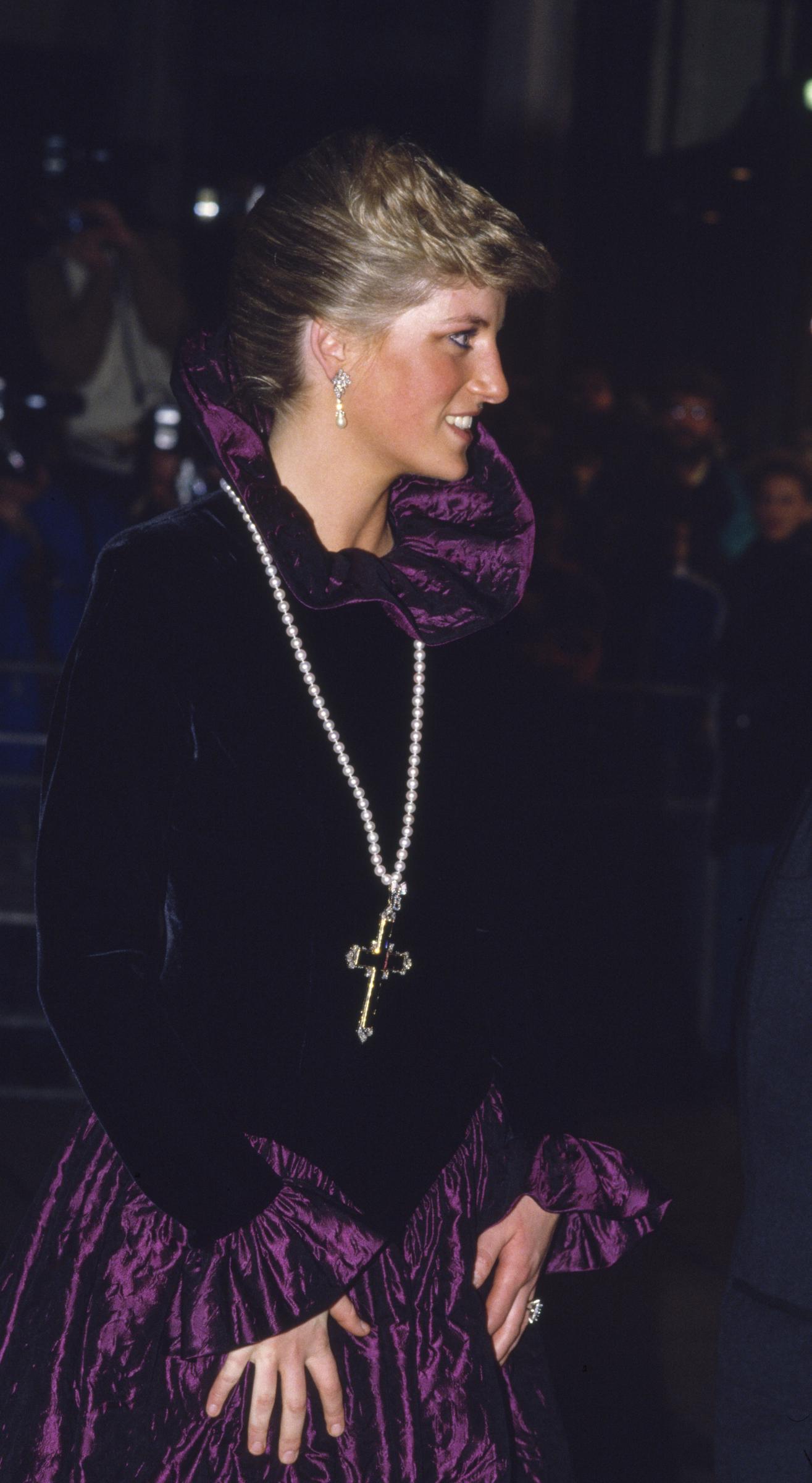 Prinzessin Diana bei ihrer Ankunft auf einer Wohltätigkeitsgala des Juweliers Garrard in London, England, am 27. Oktober 1987. | Quelle: Getty Images