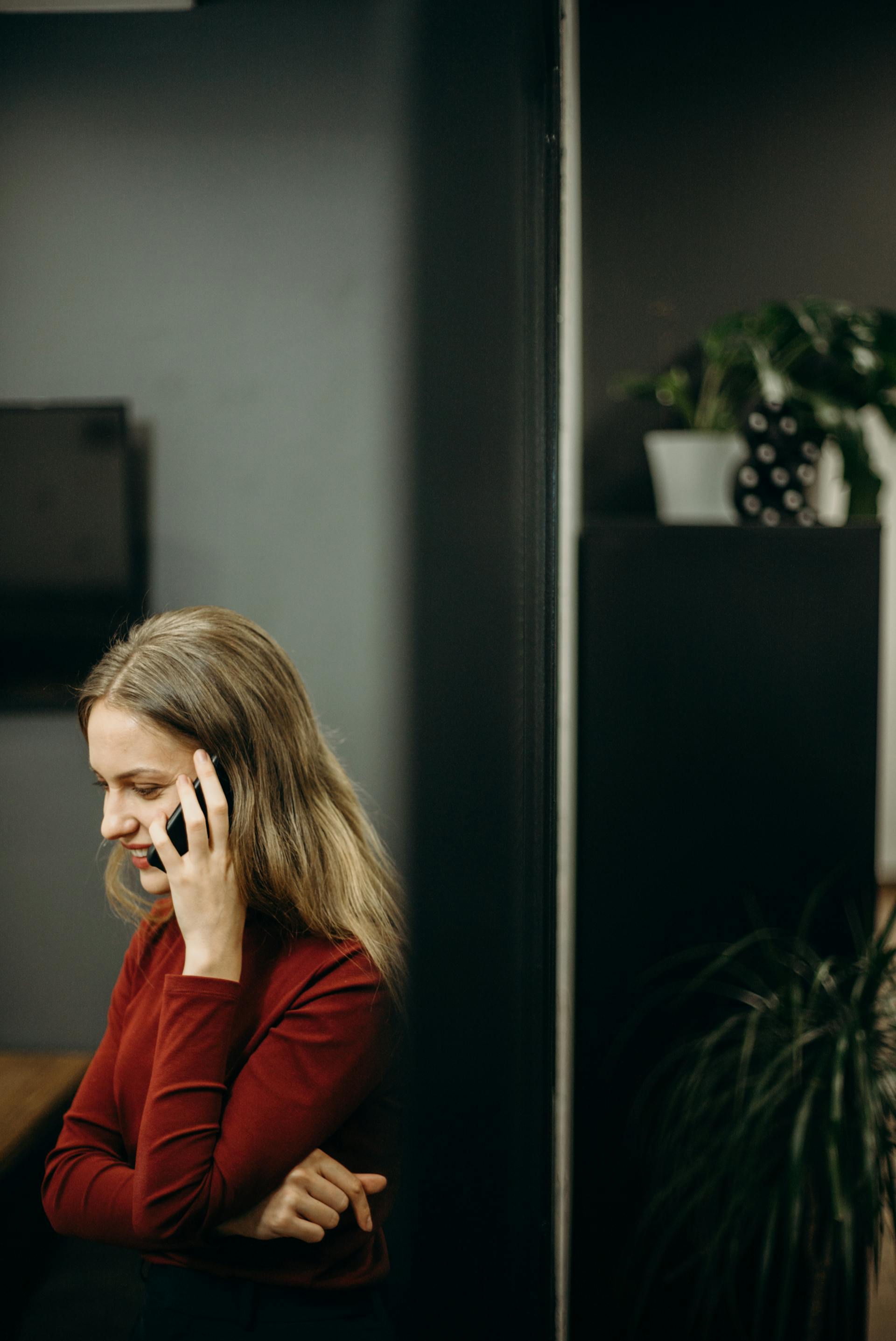Eine Frau lächelt während eines Telefongesprächs | Quelle: Pexels