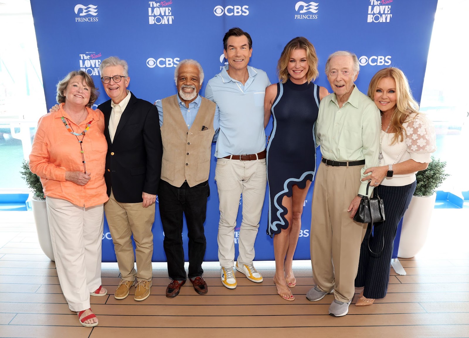 Cynthia Lauren Tewes, Fred Grandy, Ted Lange, Jerry O'Connell, Rebecca Romijn, Bernie Kopell und Jill Whelan an Bord der Discovery Princess am 22. Oktober 2022 in San Pedro, Kalifornien. | Quelle: Getty Images