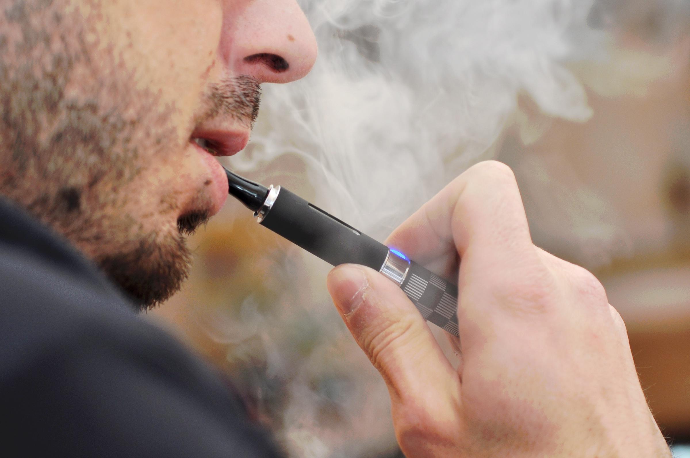 Ein Mann raucht ein Vape | Quelle: Getty Images