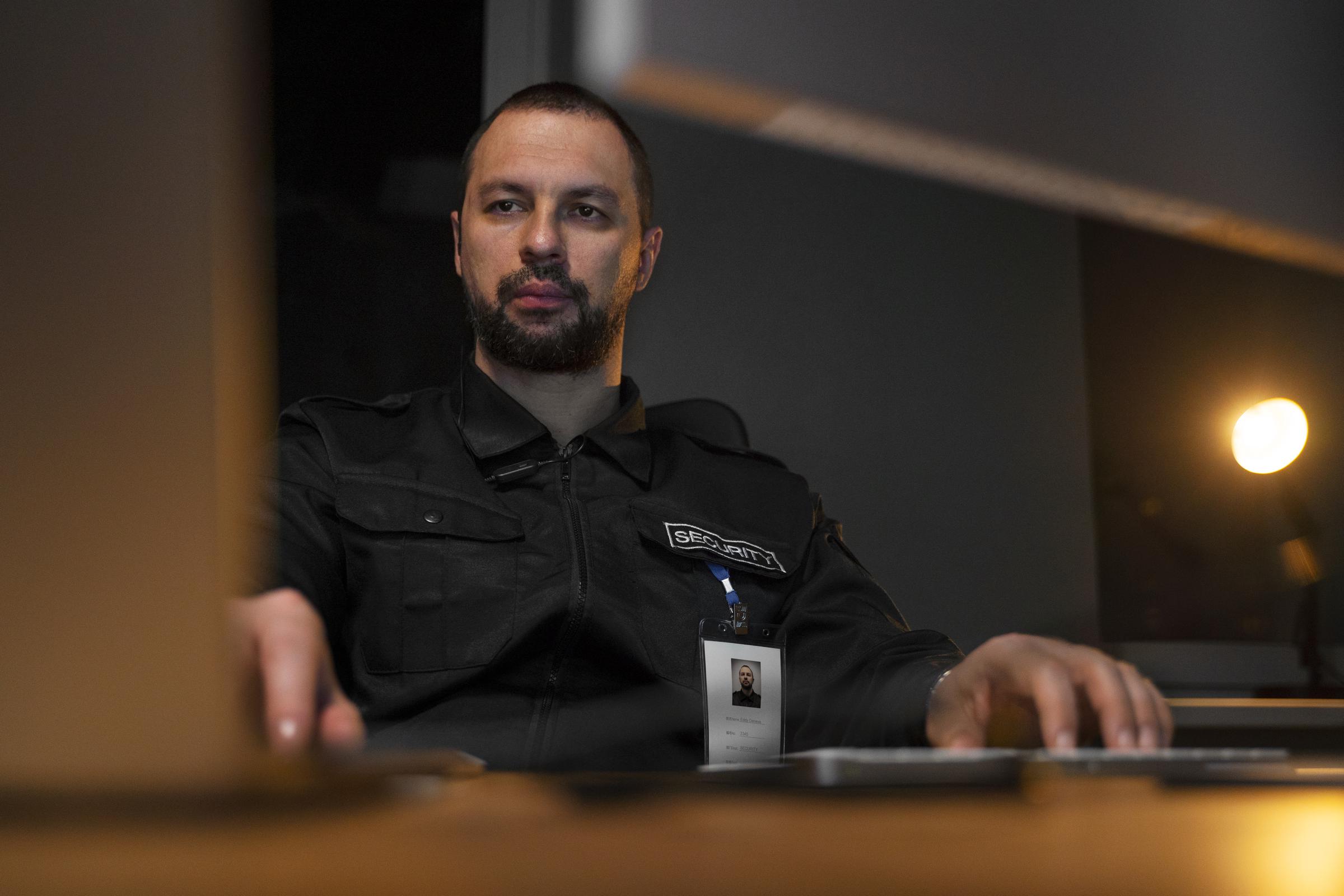 Ein Wachmann sitzend | Quelle: Freepik