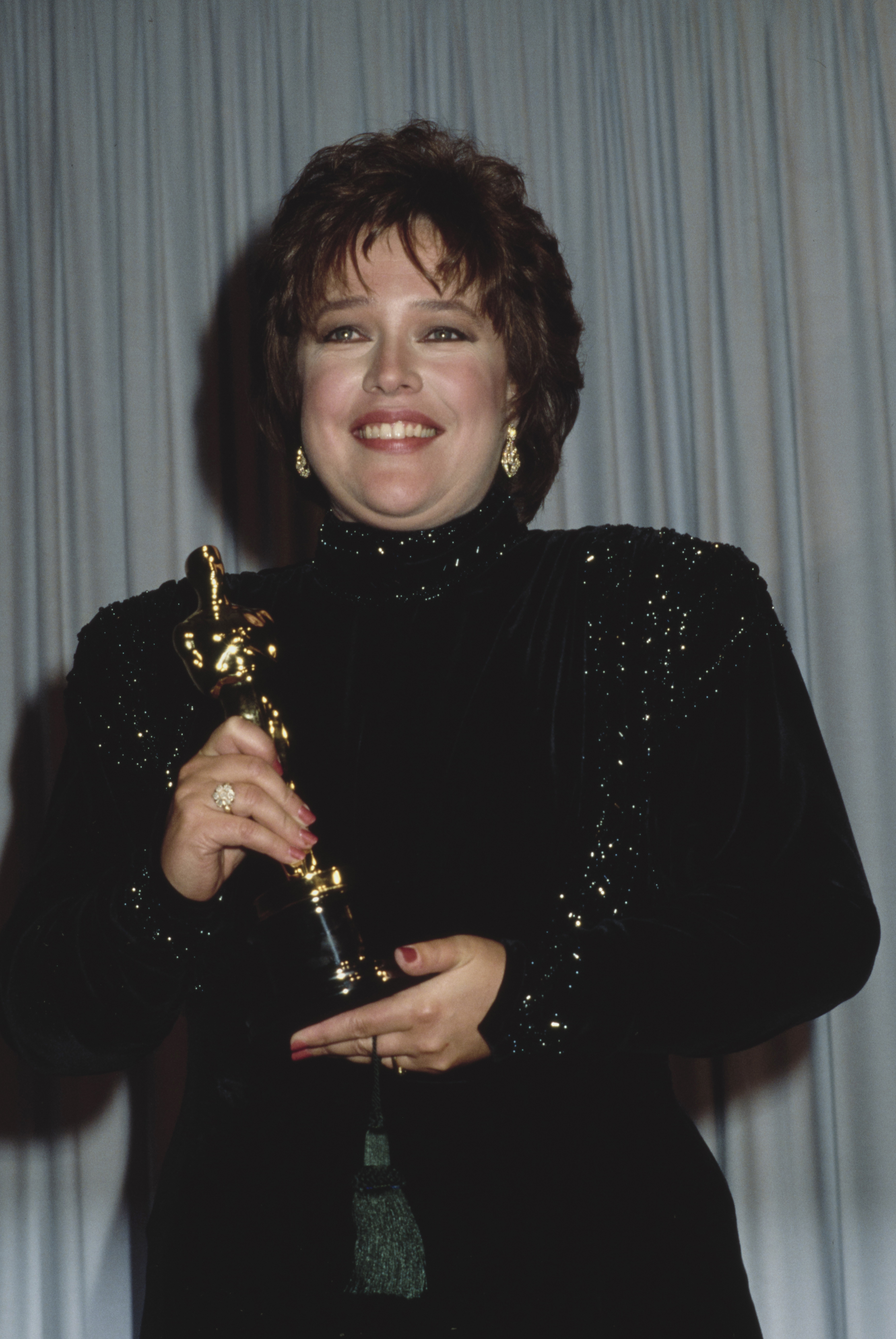 Kathy Bates im Presseraum der 63. Academy Awards, die am 25. März 1991 im Shrine Auditorium in Los Angeles, Kalifornien, stattfanden | Quelle: Getty Images