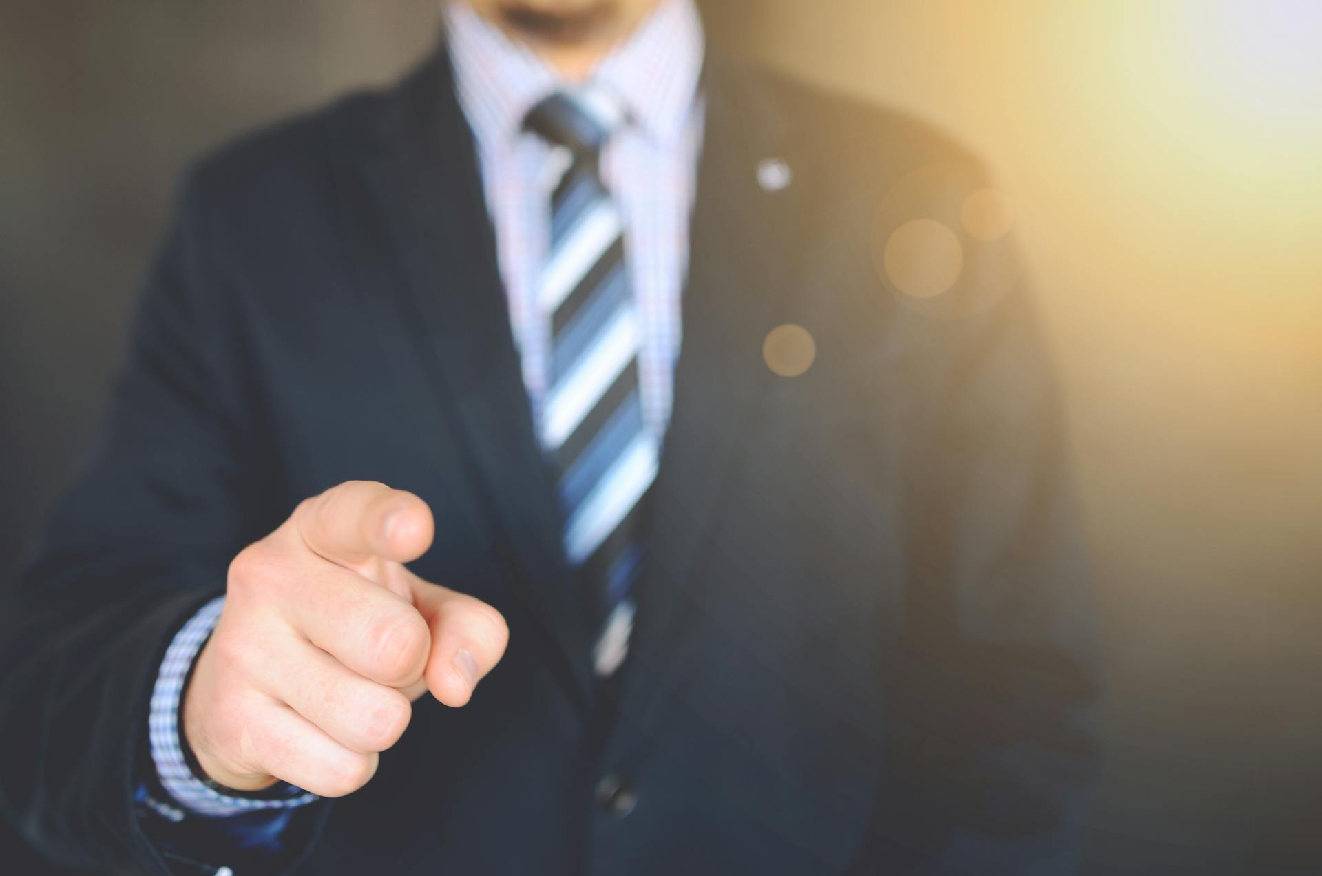 Ein wütender Mann, der mit dem Finger zeigt | Quelle: Pexels