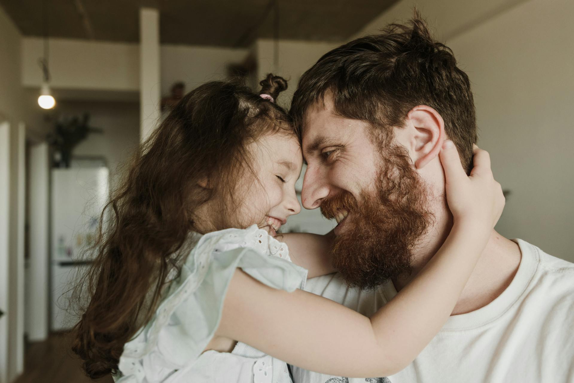 Ein Vater und seine Tochter umarmen sich | Quelle: Pexels