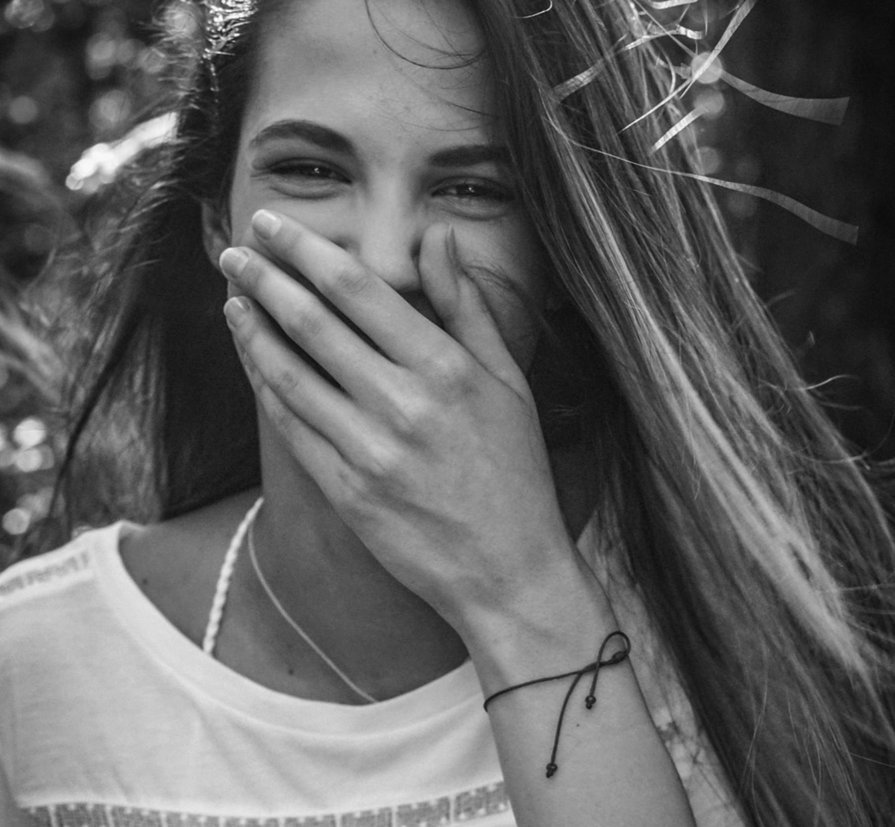 Glückliche Frau, die ihren Mund bedeckt | Quelle: Pexels
