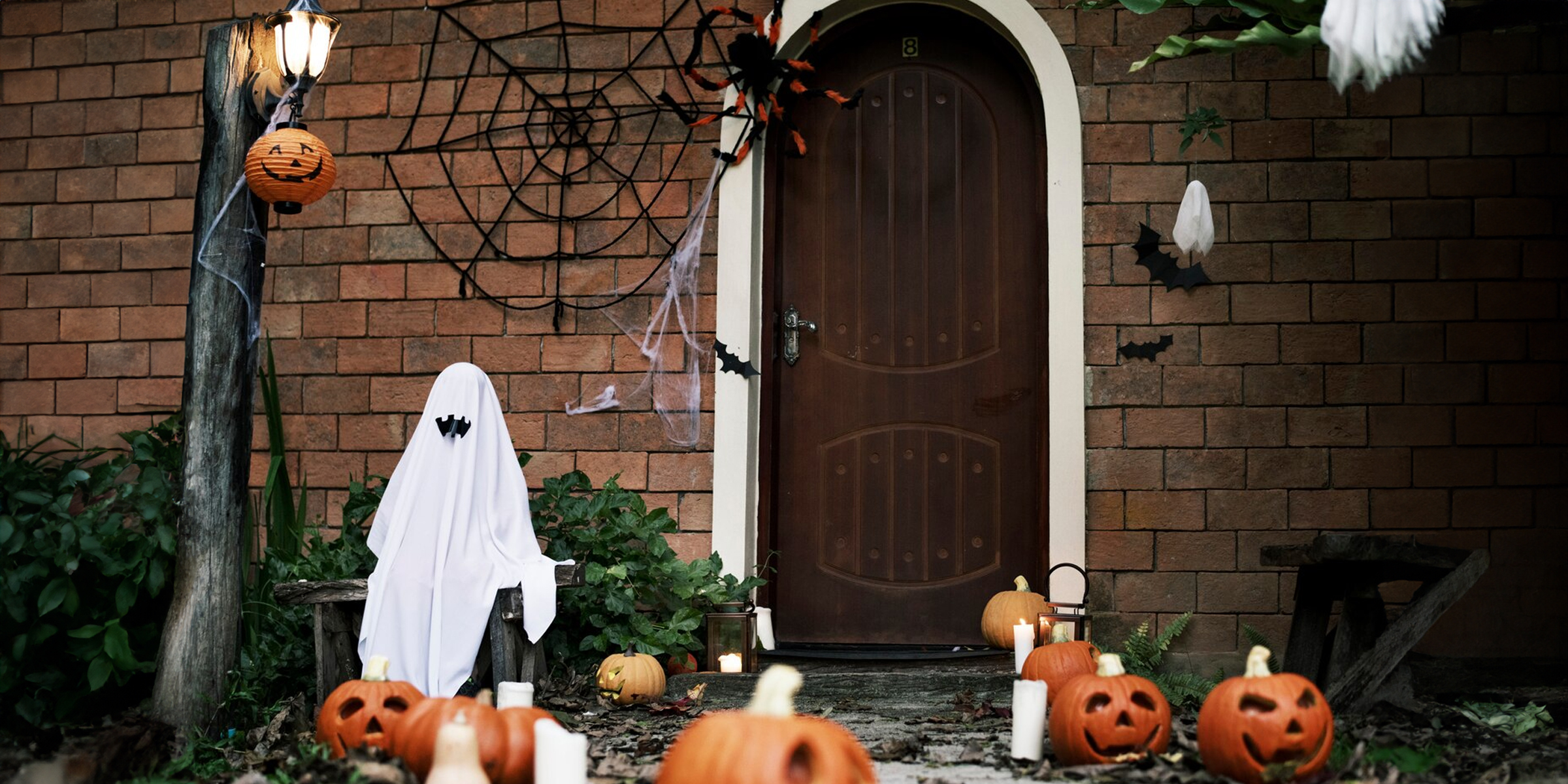 Halloween-Dekoration vor einer Haustür | Quelle: Freepik