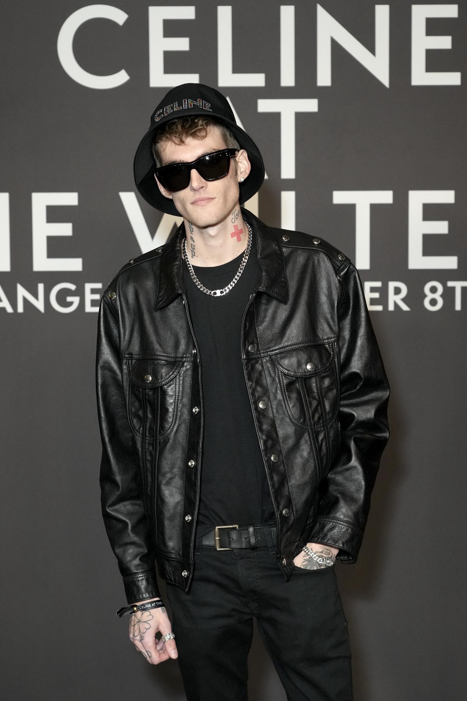 Presley Gerber präsentierte sich bei der Celine-Modenschau im „The Wiltern“ am 8. Dezember 2022 in Los Angeles, Kalifornien, in einem ausgefallenen Streetstyle-Look mit schwarzer Lederjacke, dunkler Sonnenbrille, einem Bucket-Hat mit Markenlogo und silbernem Kettenschmuck. | Quelle: Getty Images