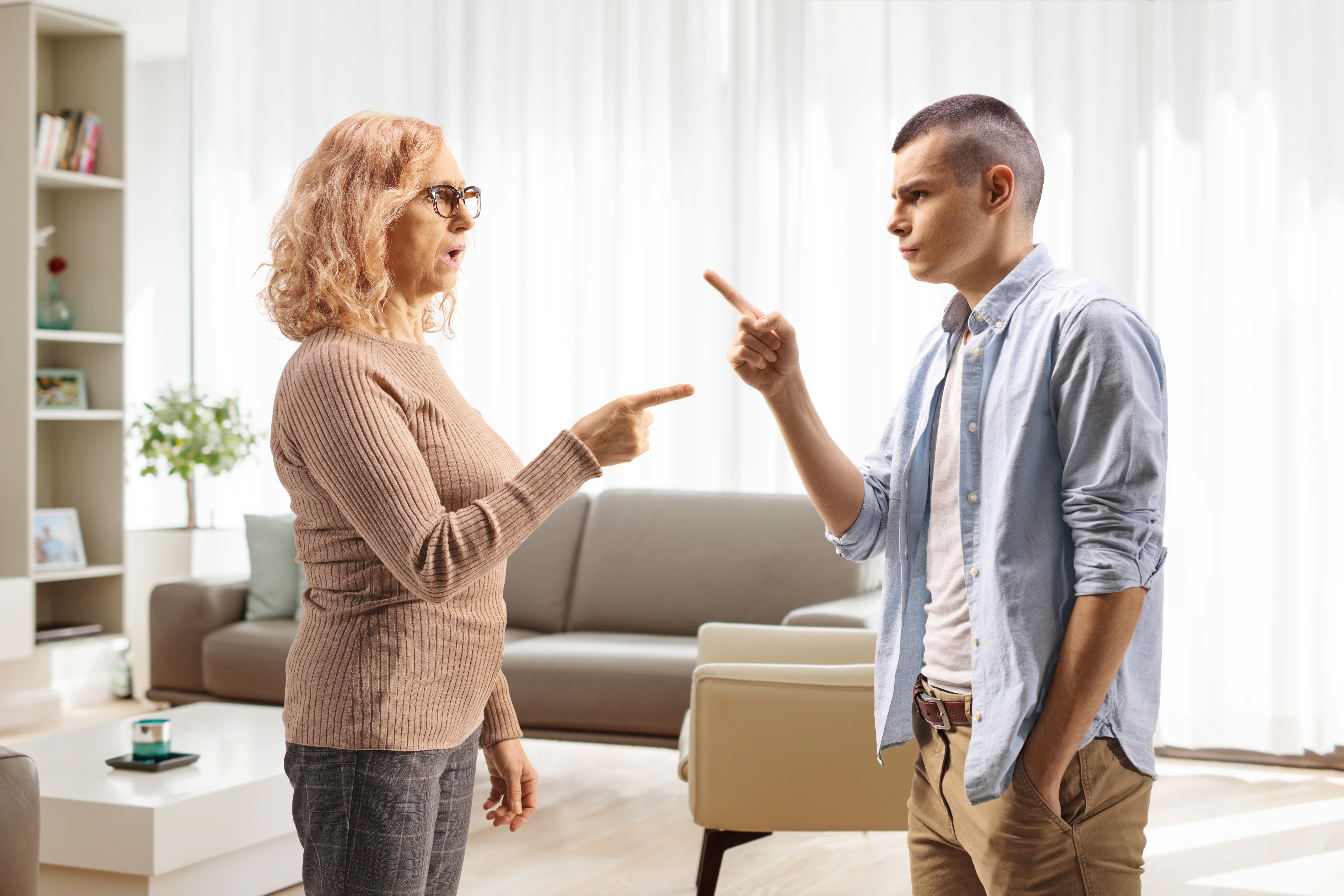 Eine Mutter streitet sich mit ihrem Sohn zu Hause | Quelle: Shutterstock