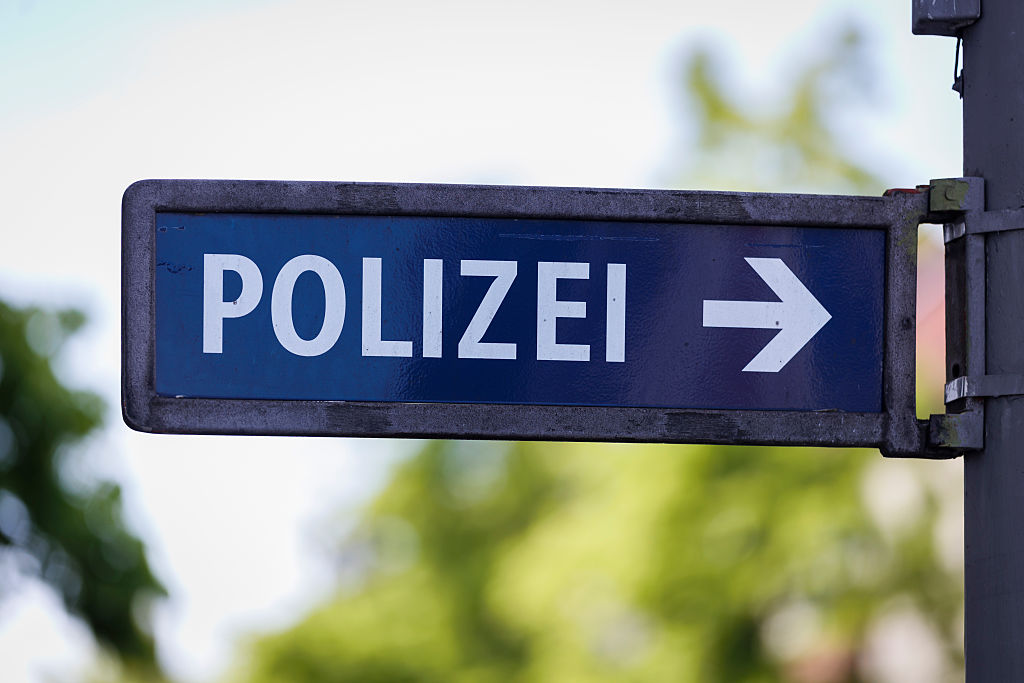 Ein Schild mit der Aufschrift „Polizei“ am 4. Juni 2026 in Berlin, Deutschland | Quelle: Getty Images