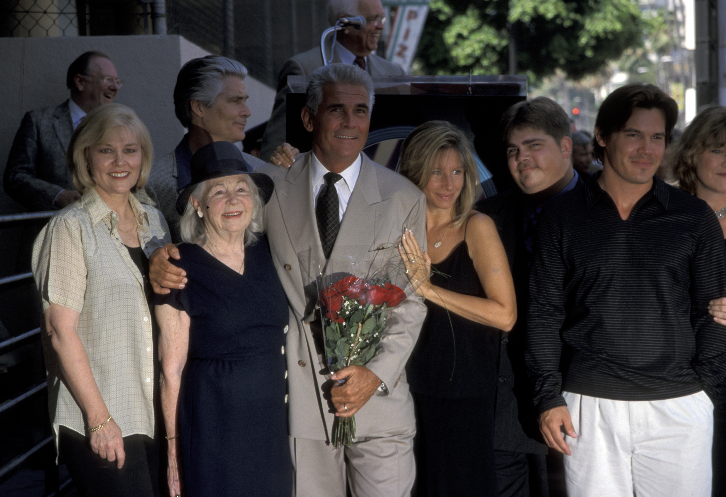 James Brolin, Barbra Streisand, Josh Brolin und Familie bei der Ehrung von James Brolin mit einem Stern auf dem Hollywood Walk of Fame am 27. August 1998 | Quelle: Getty Images