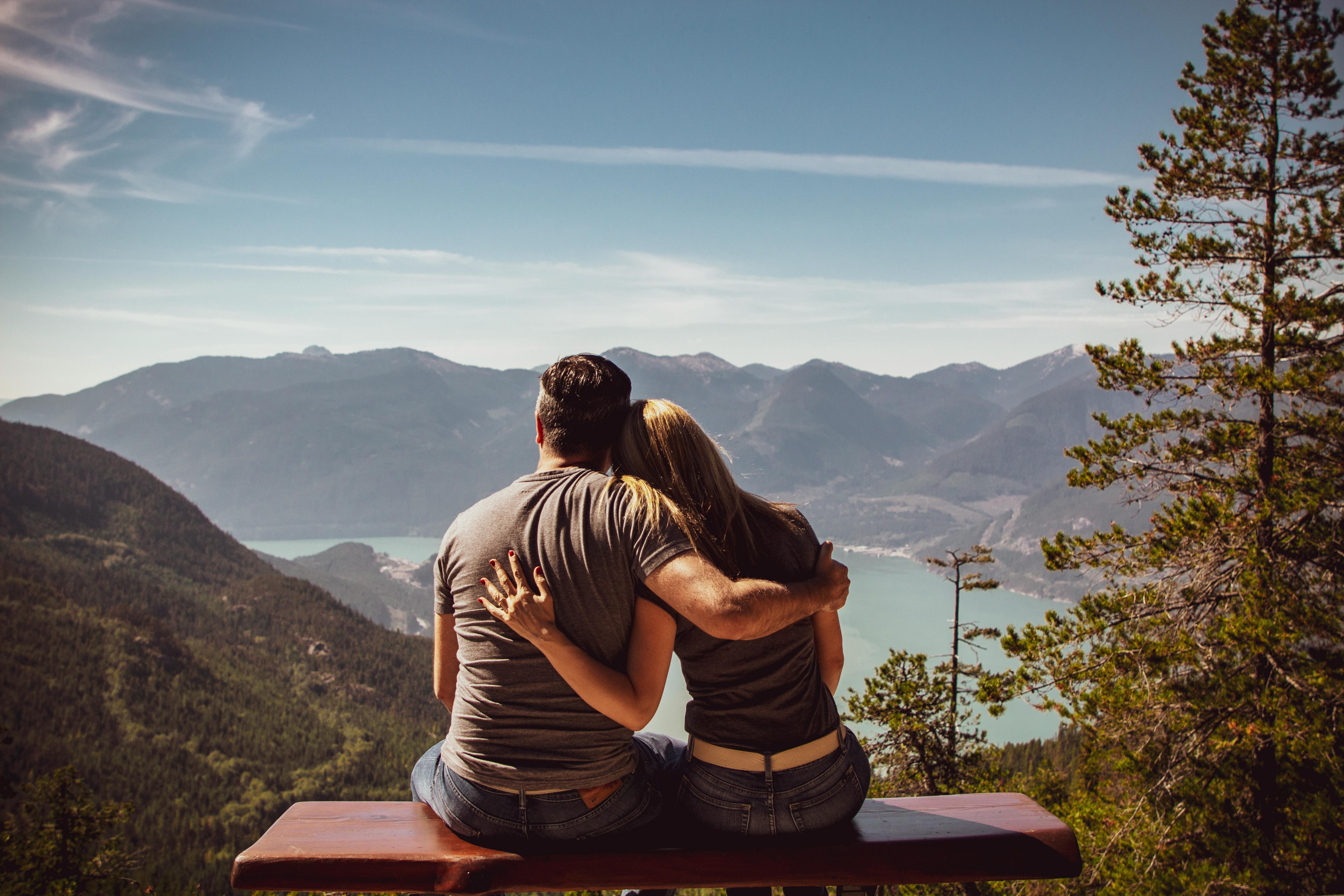 Ein Paar, das mit dem Rücken zugewandt auf eine atemberaubende Aussicht blickt | Quelle: Pexels