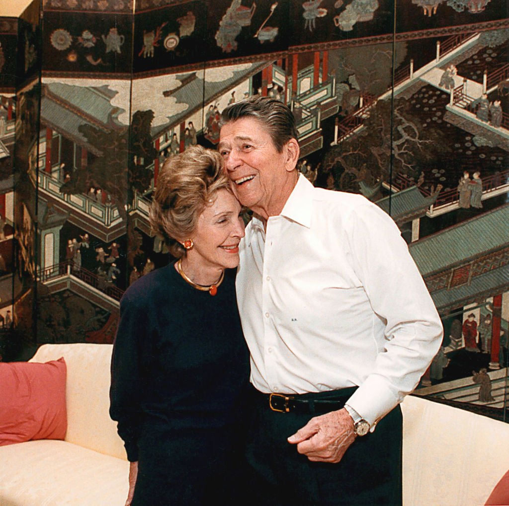 Präsident Ronald Reagan und First Lady Nancy Reagan feiern ihren 36. Hochzeitstag am 4. März 1988 bei einer Überraschungsparty im Weißen Haus. Der ehemalige Präsident Reagan wurde am 6. Februar 2001 in seinem Haus in Kalifornien 90 Jahre alt. | Quelle: Getty Images