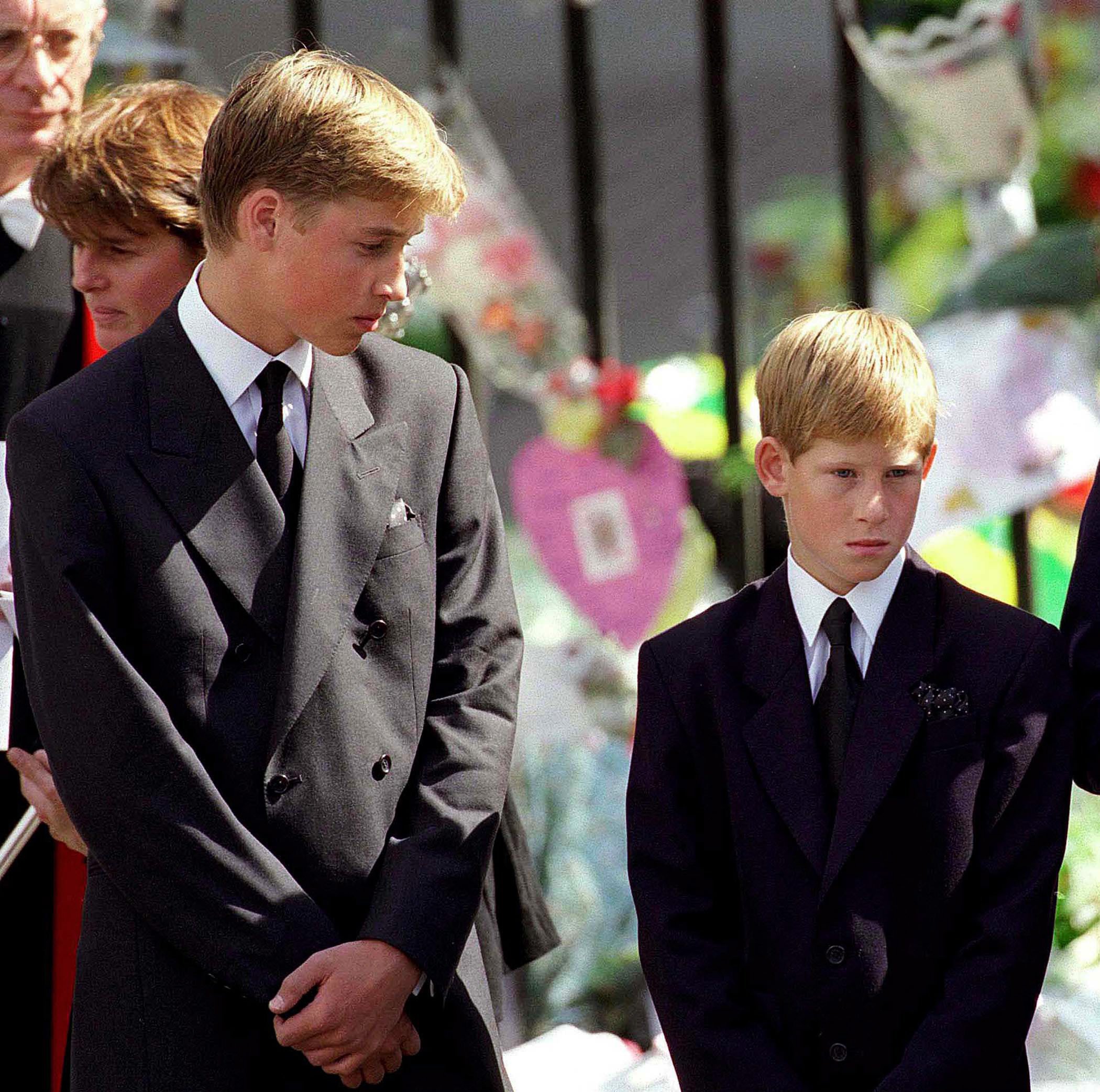 Prinz William und Prinz Harry stehen vor der Westminster Abbey bei der Beerdigung von Diana, Prinzessin von Wales, am 6. September 1997 in London, England | Quelle: Getty Images