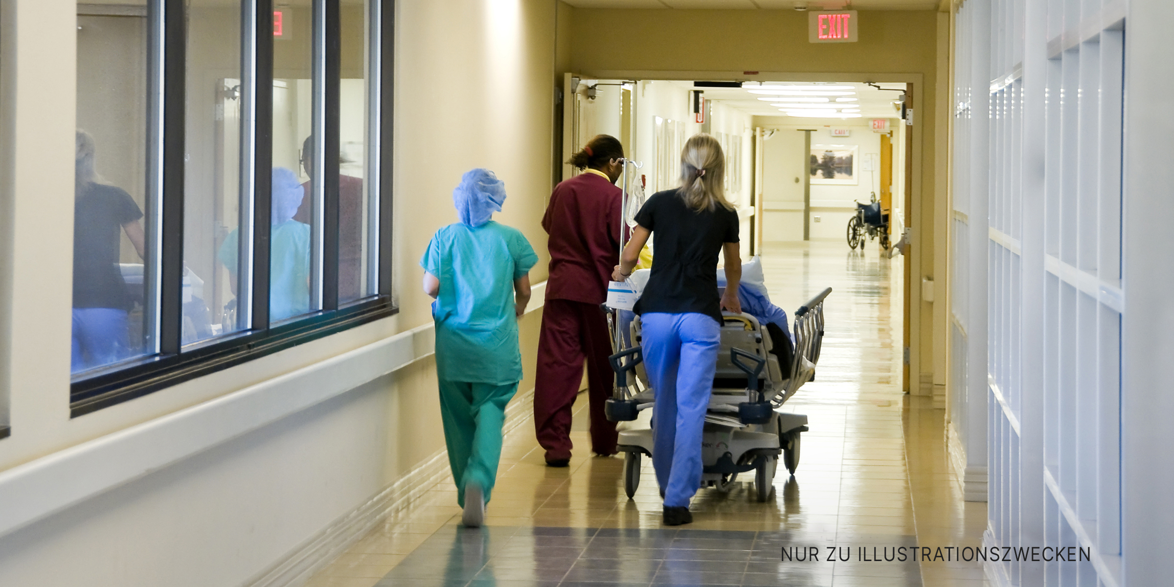 Krankenhauspersonal bringt Patienten auf die Station | Quelle: Shutterstock
