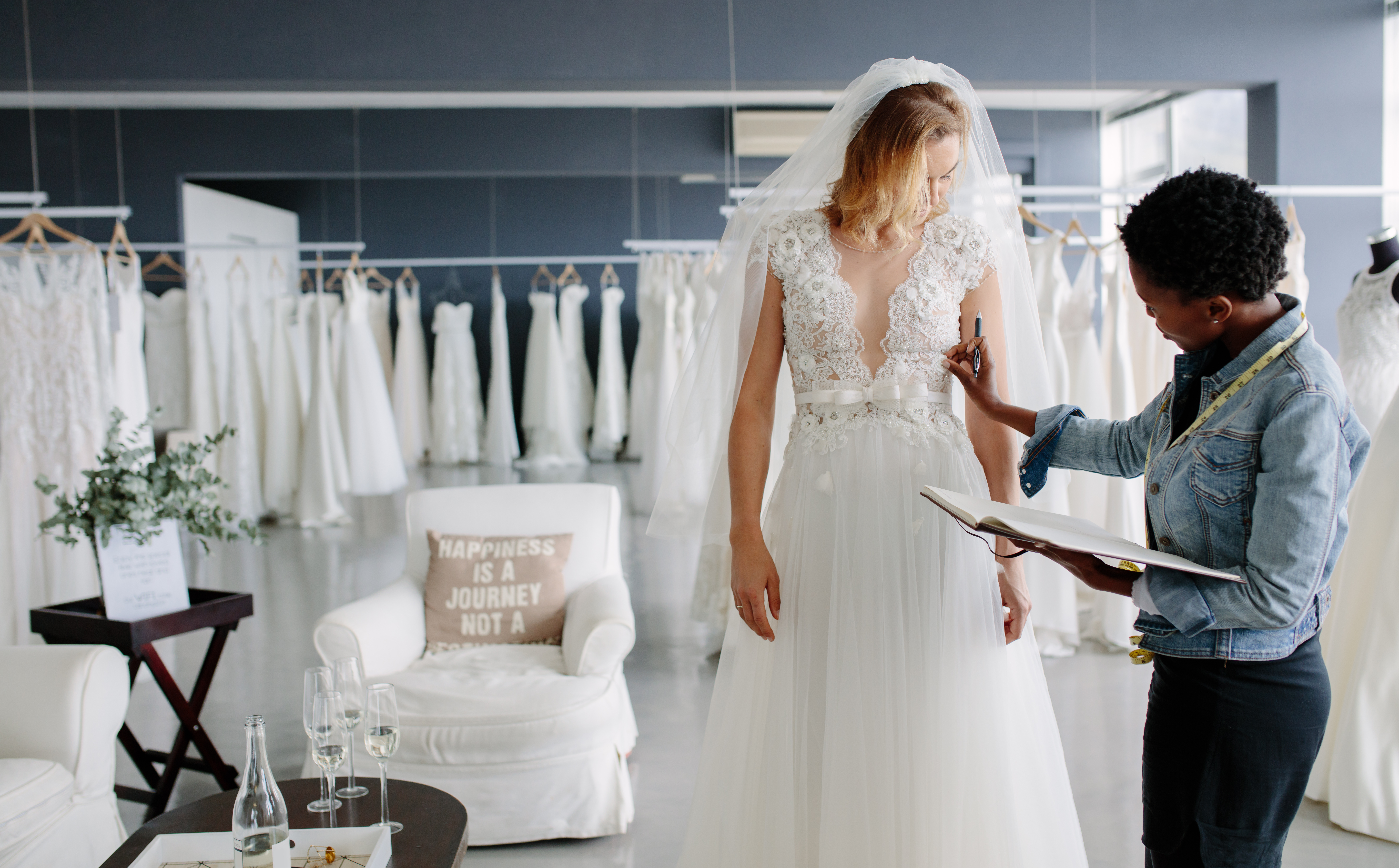 Eine Braut mit und eine Brauthelferin | Quelle: Shutterstock