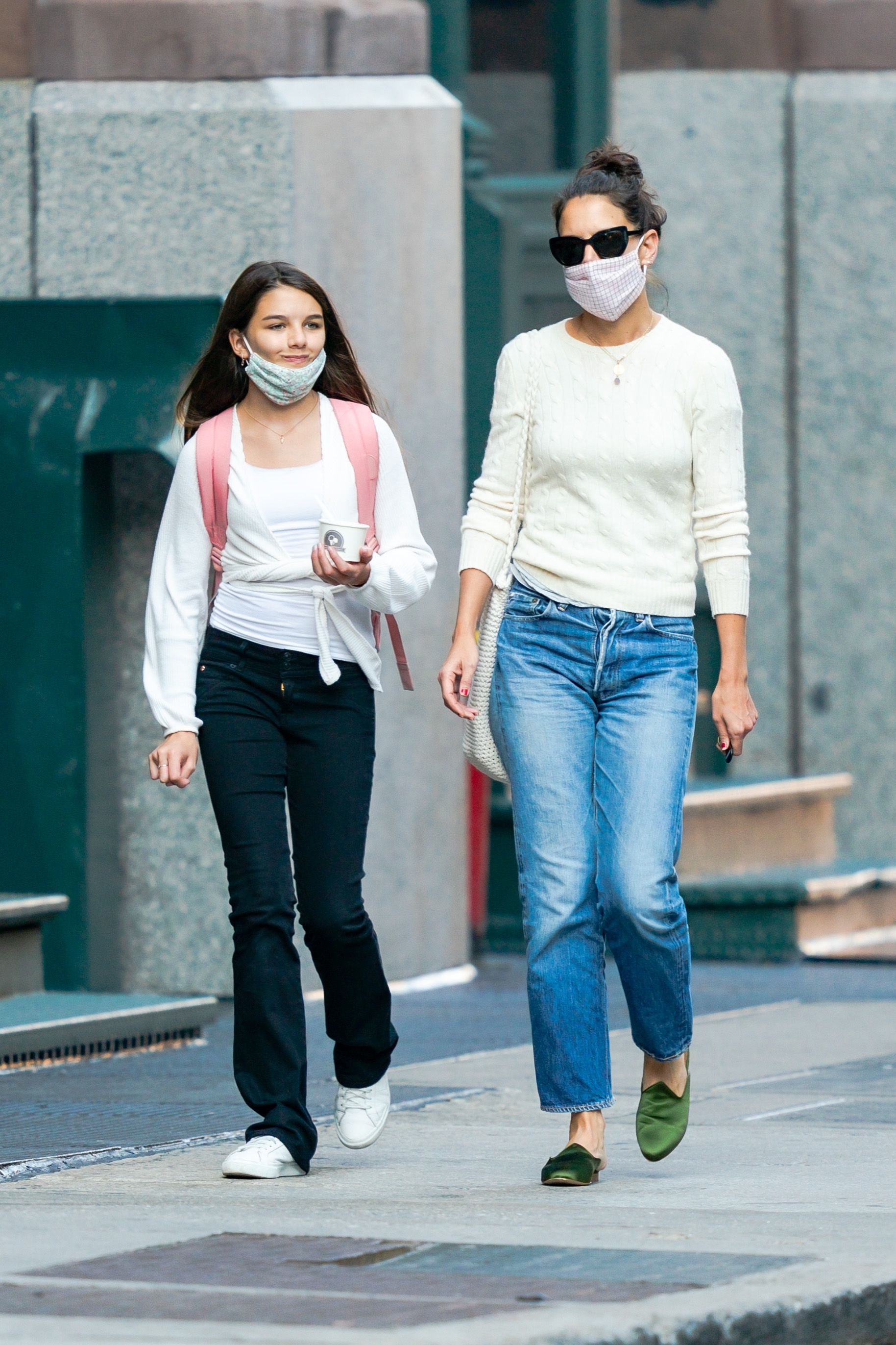 Suri Cruise und Katie Holmes am 08. September 2020 in New York City. | Quelle: Getty Images