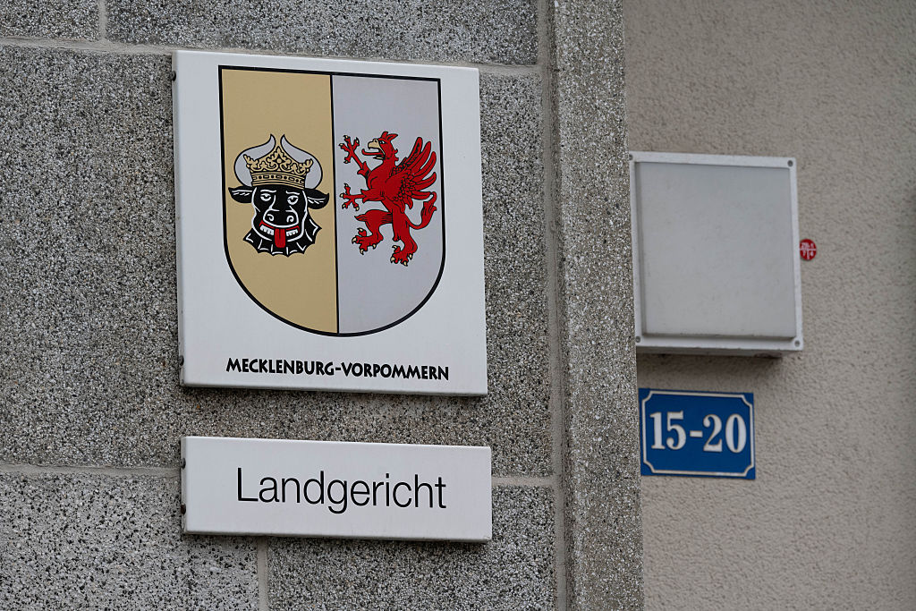 Das Landgerichtsgebäude, fotografiert vor der Wiederaufnahme des Mordprozesses im Fall Fabian. Dem Angeklagten wird vorgeworfen, Fabian aus Güstrow, der zum Zeitpunkt der Tat acht Jahre alt war, am 10. Oktober 2025 auf heimtückische Weise und aus niederträchtigen Motiven getötet zu haben. | Quelle: Getty Images