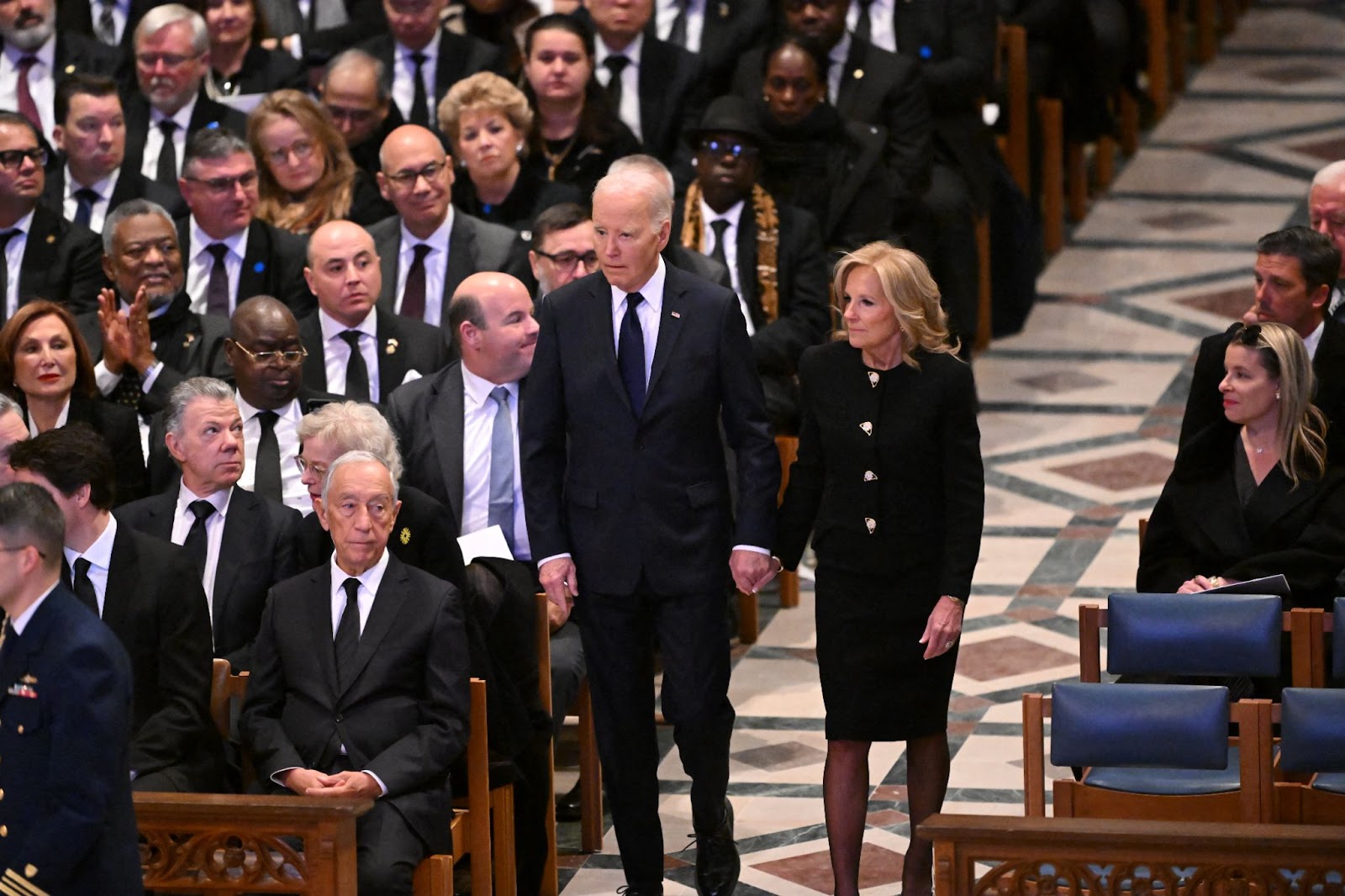 Joe Biden und Dr. Jill Biden kommen zur Trauerfeier für den ehemaligen US-Präsidenten Jimmy Carter in der Washington National Cathedral in Washington, D.C., am 9. Januar 2025. | Quelle: Getty Images