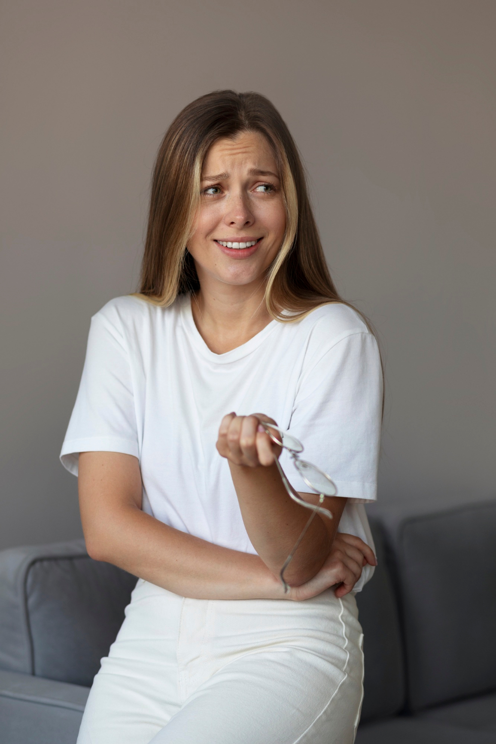 Eine frustrierte Frau, die lacht | Quelle: Freepik
