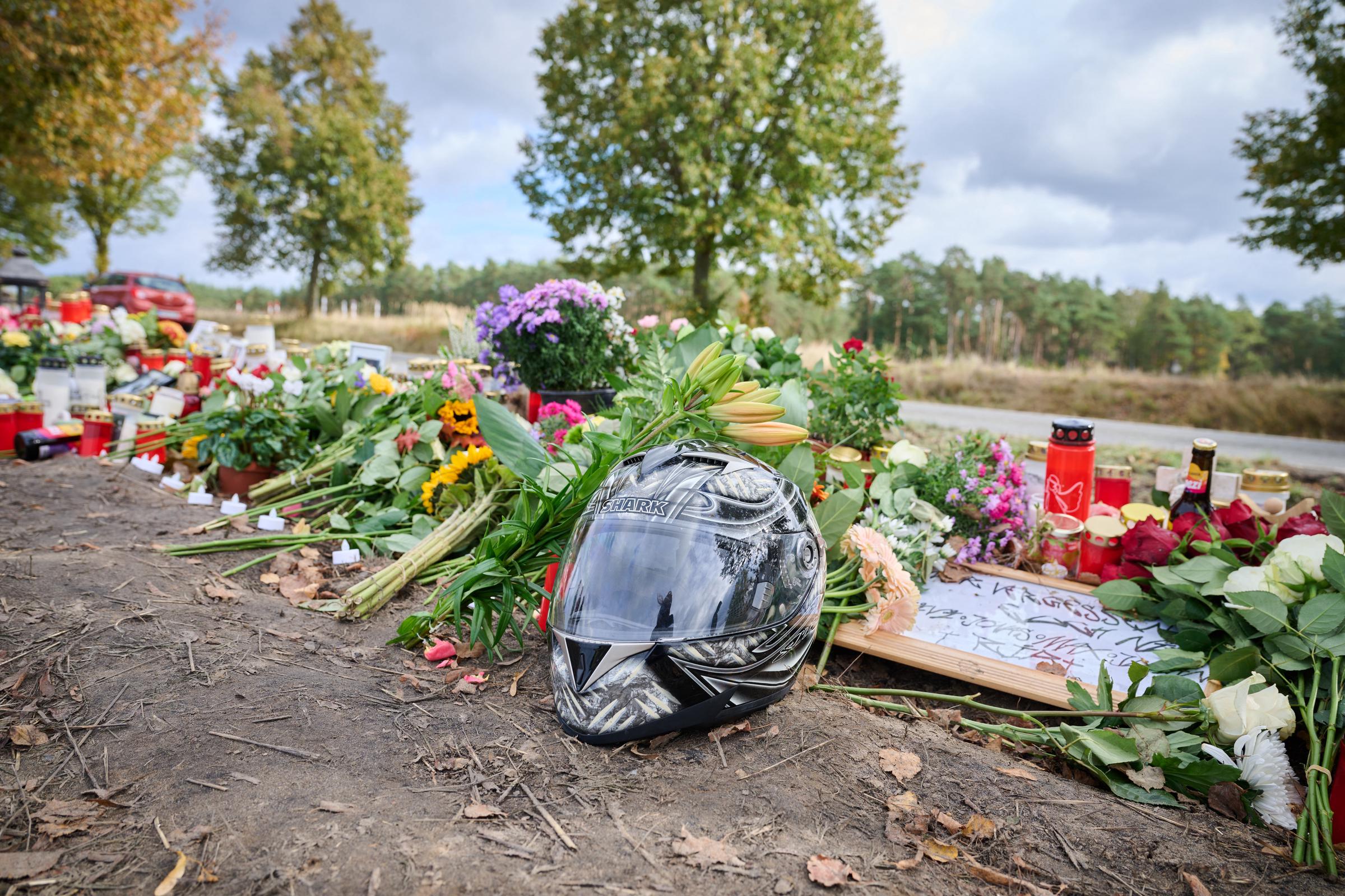 Angehörige, Freunde und Menschen aus der Region nehmen Abschied | Quelle: Getty Images