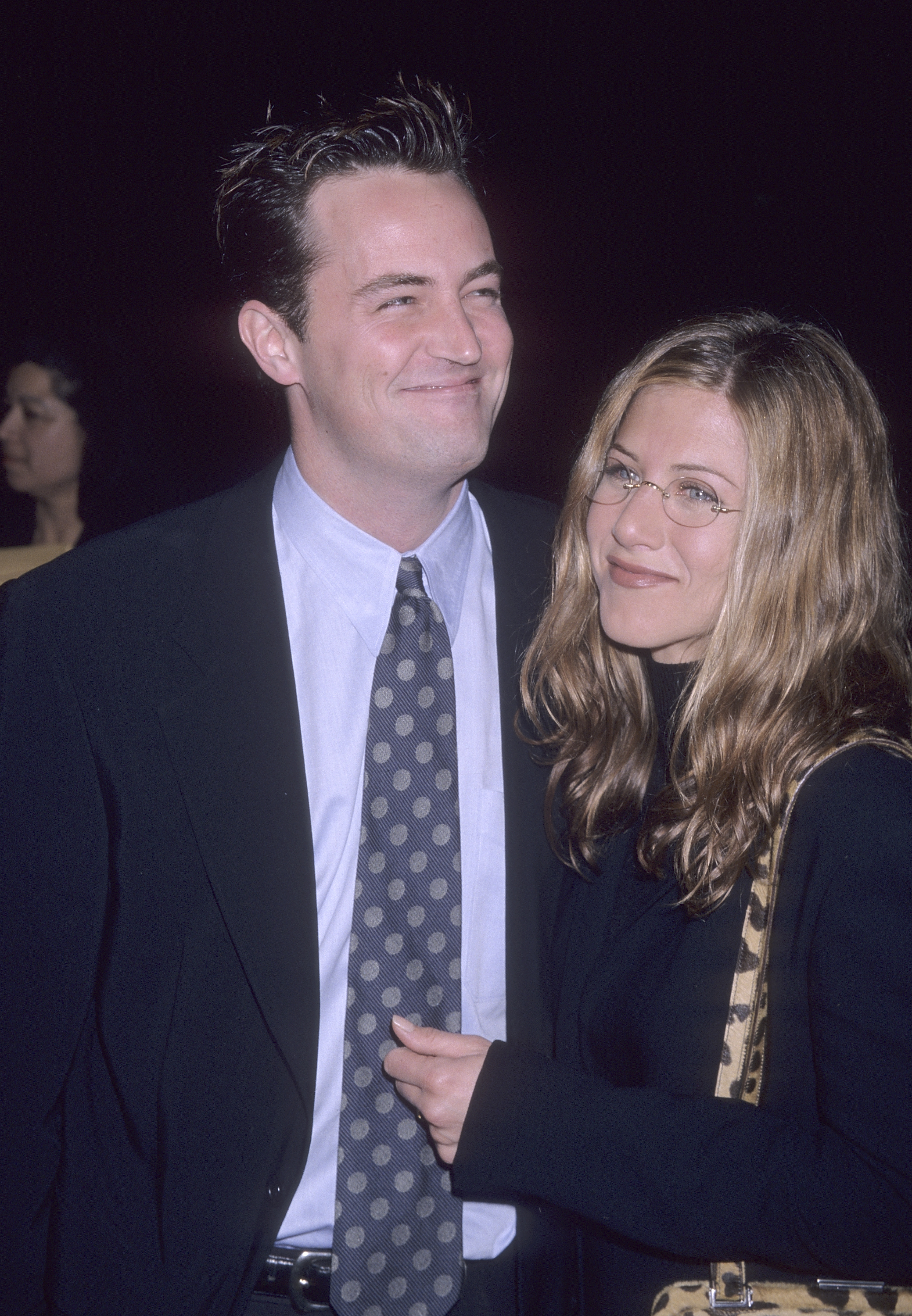 Matthew Perry und Jennifer Aniston bei der "Kissing a Fool"-Premiere am 18. Februar 1998 in Westwood, Kalifornien | Quelle: Getty Images