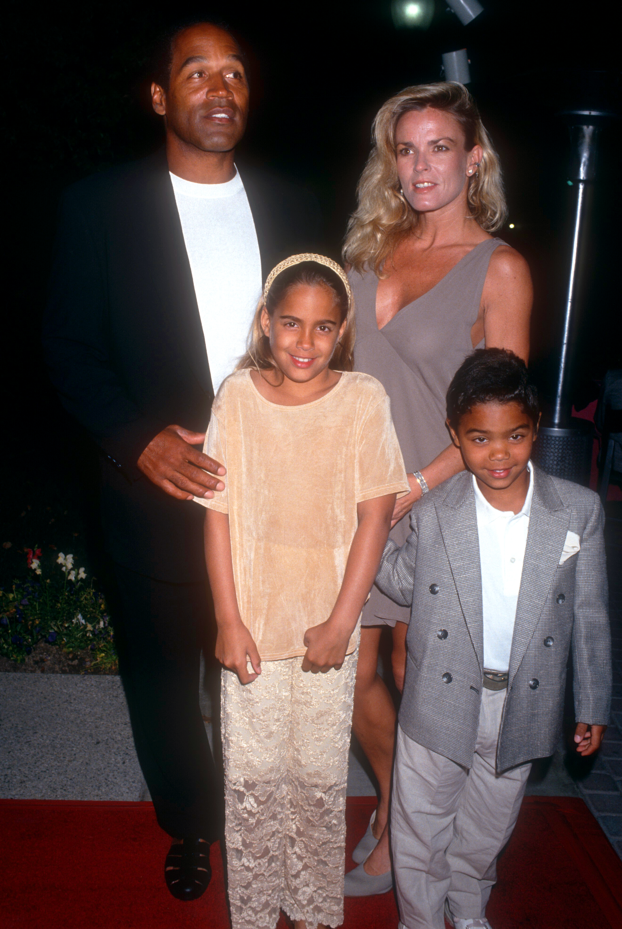 O.J. Simpson und Nicole Brown Simpson schreiten mit ihren Kindern Sydney und Justin über den roten Teppich, als sie die Premiere von "Naked Gun 33 1/3: The Final Insult" am 16. März 1994 in den Paramount Studios in Hollywood, Kalifornien, besuchen. | Quelle: Getty Images