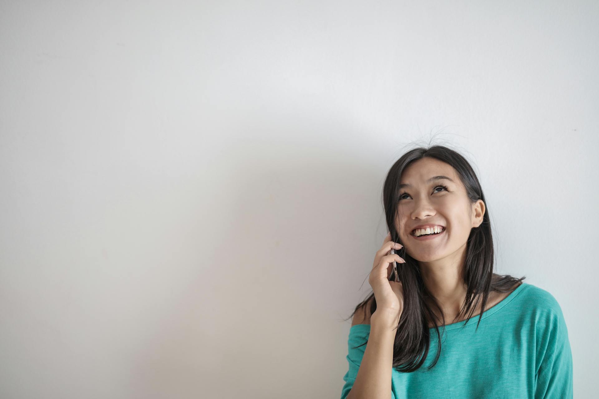 Eine Frau lächelt während eines Telefonats | Quelle: Pexels