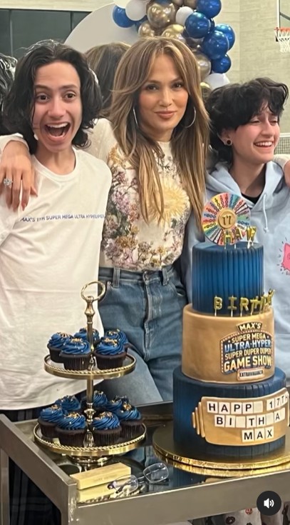 Jennifer Lopez feiert den 17. Geburtstag von Emme und Max Muñiz mit Kuchen und Cupcakes in einem Post vom 23. Februar 2025 | Quelle: Instagram/jlo