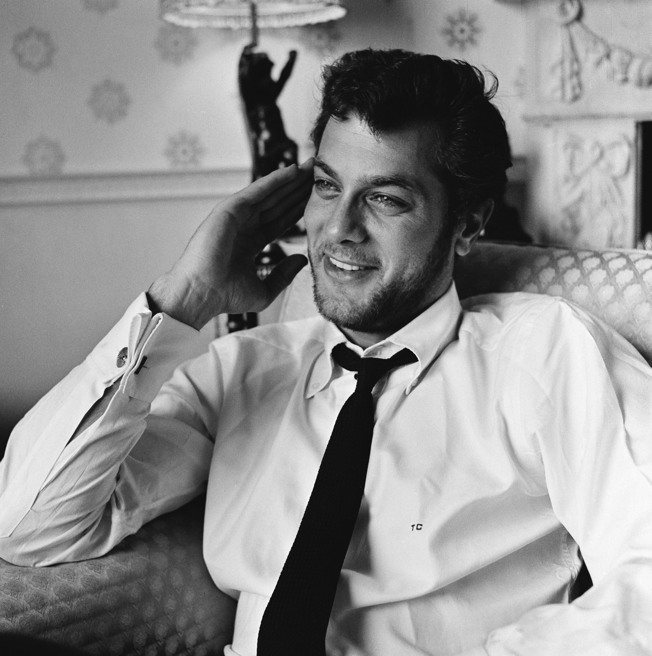 Tony Curtis 1957 im Dorchester Hotel in London | Quelle: Getty Images