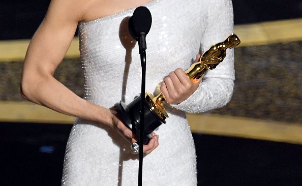 Renée Zellweger hält ihre Oscar-Statuette in der Hand, 92nd Annual Academy Awards im Dolby Theatre am 09. Februar 2020 | Quelle: Getty Images