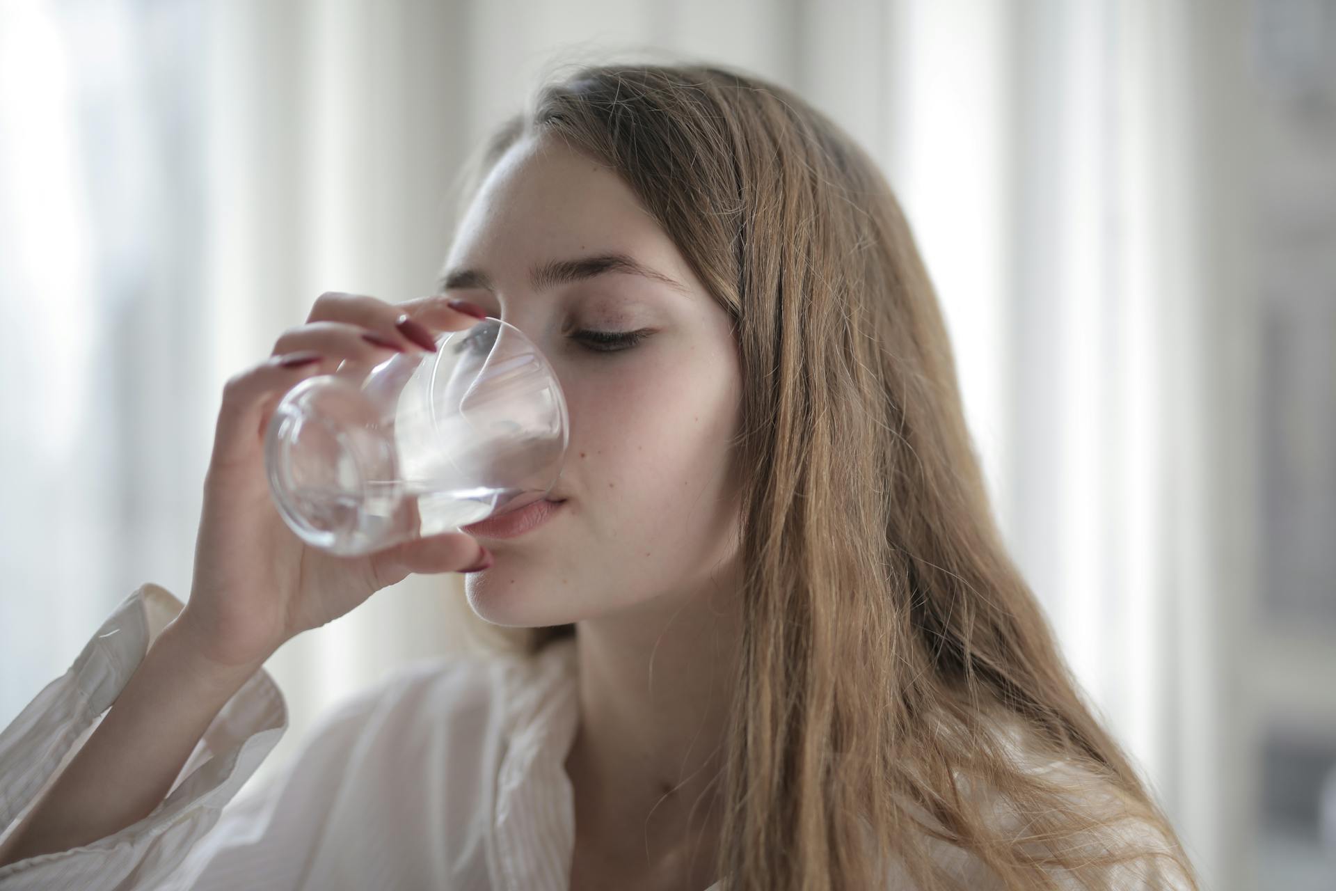 Eine Frau trinkt Wasser | Quelle: Pexels