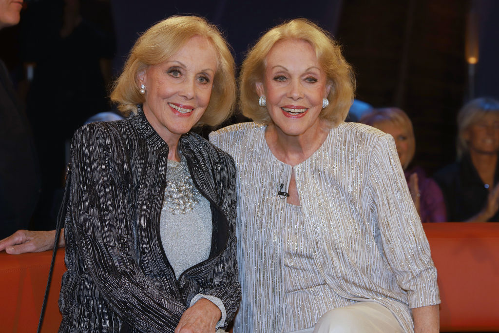 Alice Kessler und Ellen Kessler alias „Kessler-Zwillinge” in der NDR-Talkshow am 5. Oktober 2019 in Hamburg | Quelle: Getty Images