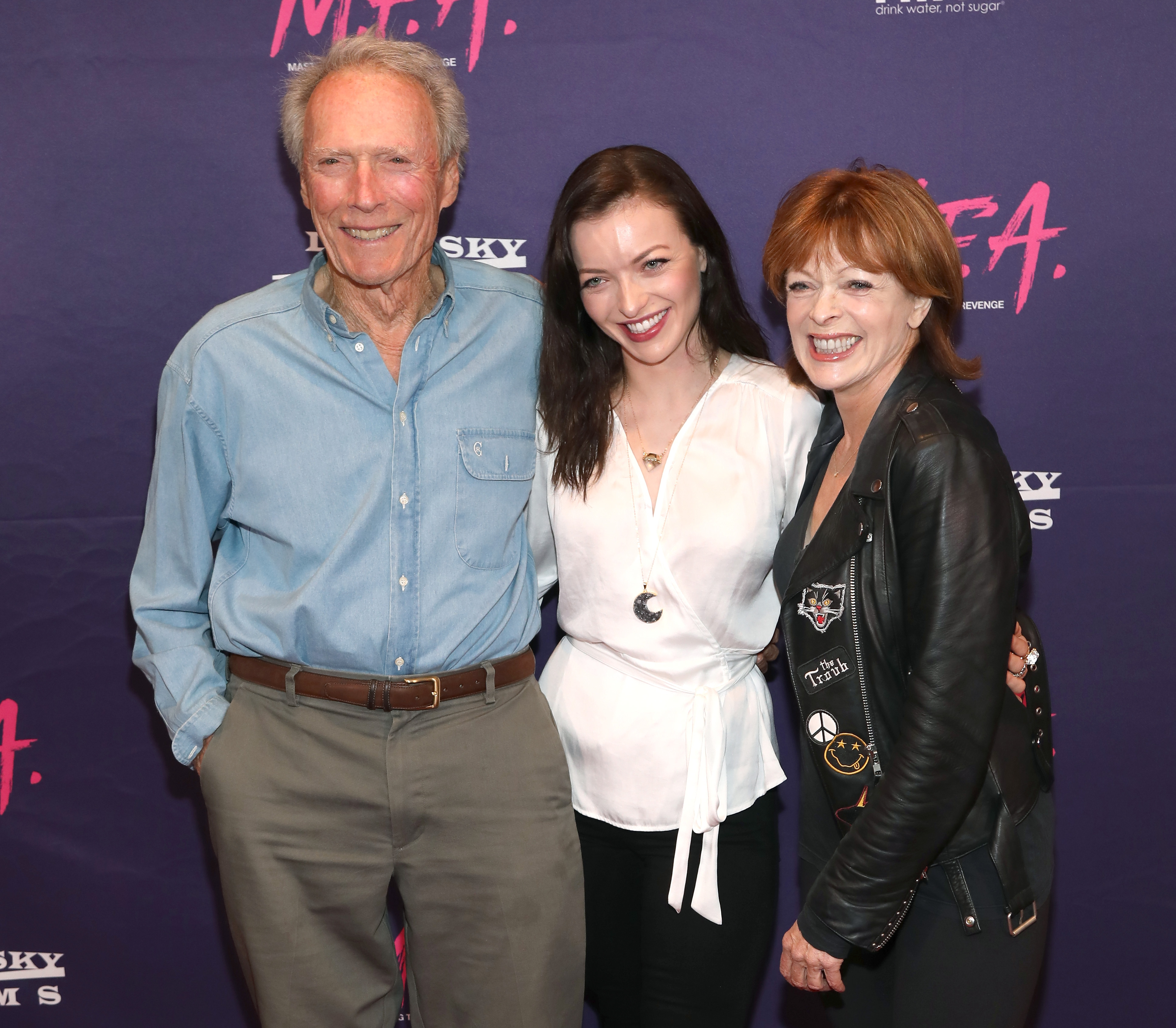 Clint Eastwood, Francesca Eastwood und Frances Fisher besuchen die Premiere von Dark Sky Films' "M.F.A." in West Hollywood, Kalifornien, am 2. Oktober 2017. | Quelle: Getty Images