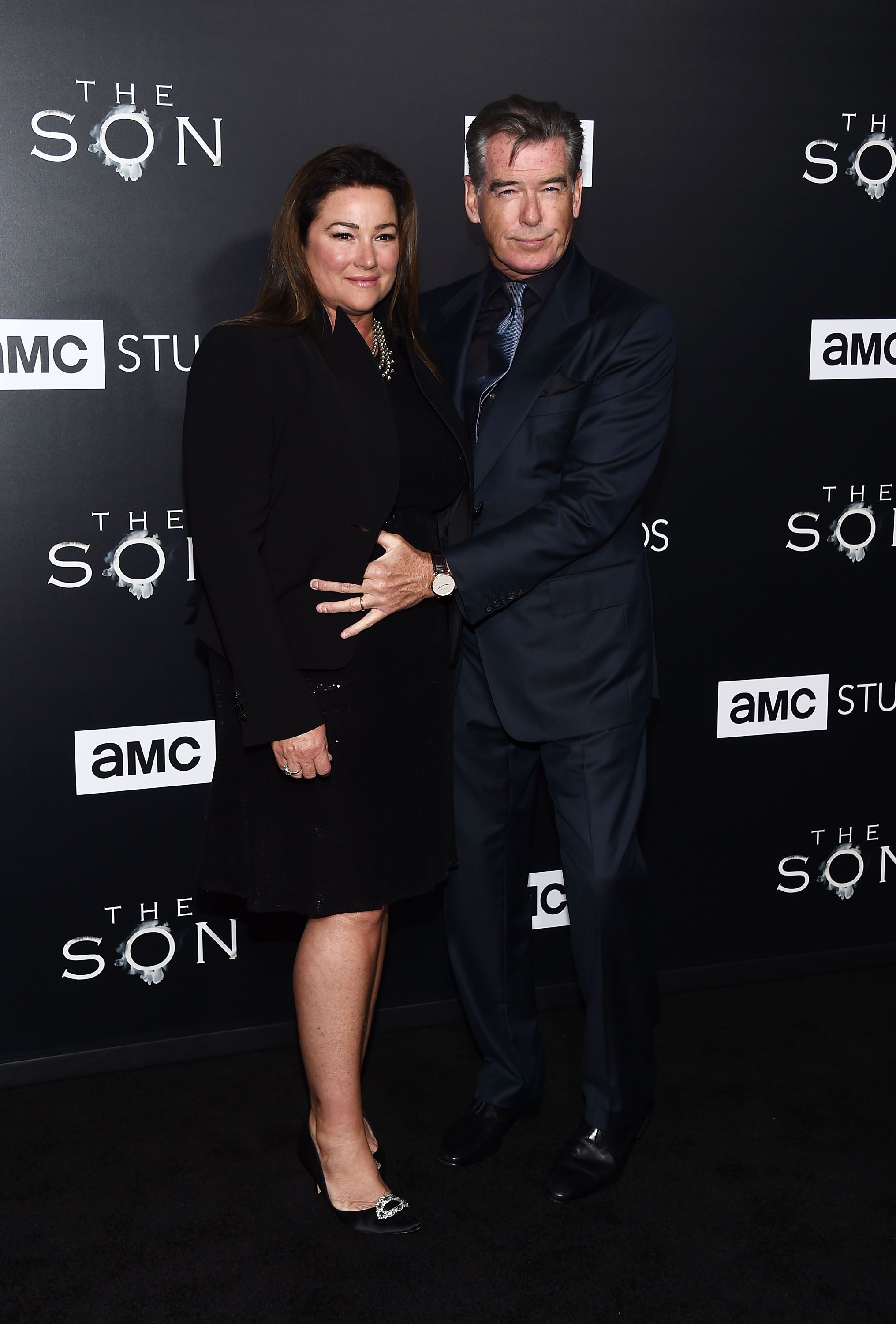 Pierce Brosnan und Keely Shaye Brosnan bei der Premiere von AMCs "The Son" im ArcLight Hollywood am 3. April 2017 in Hollywood, Kalifornien. | Quelle: Getty Images