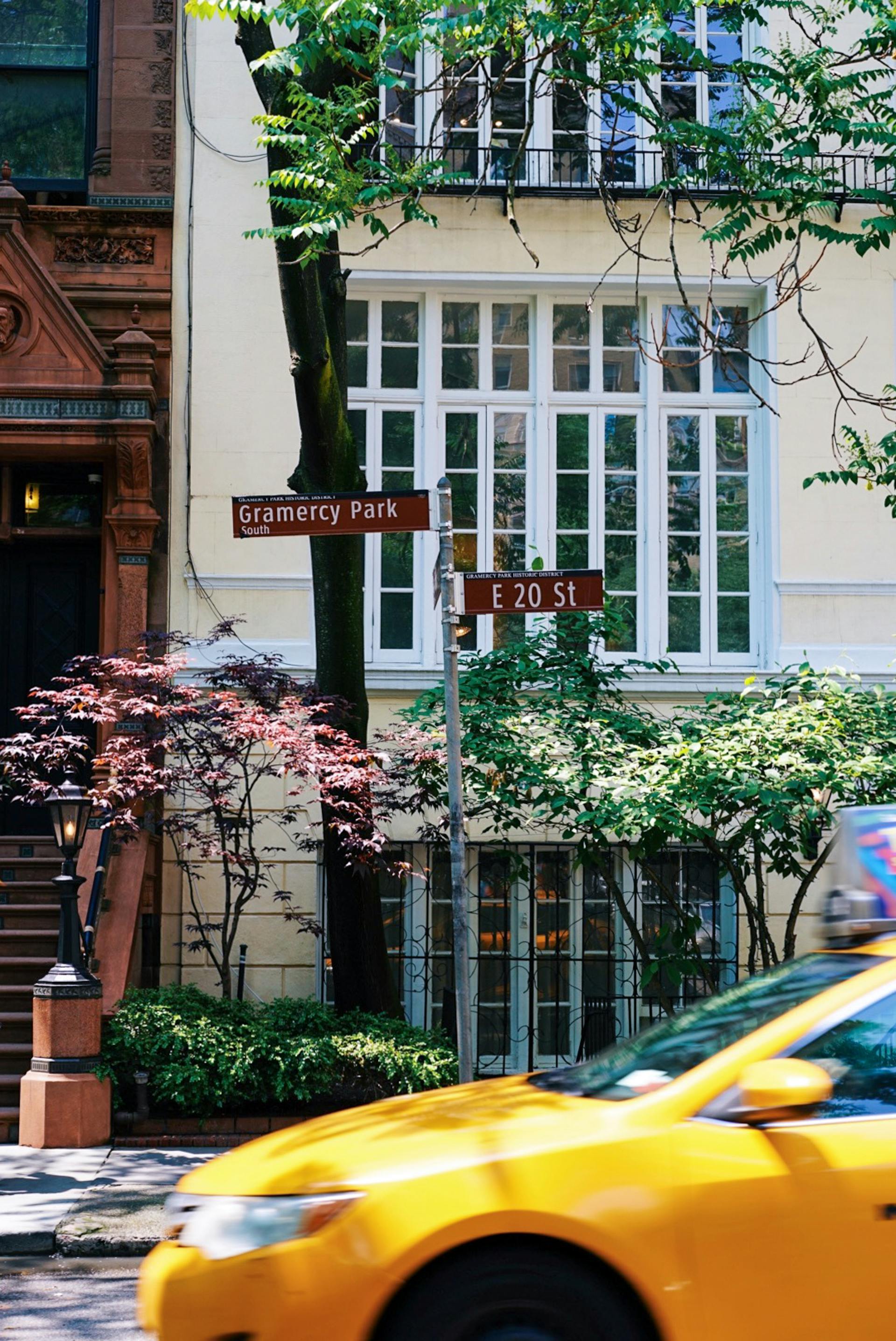 Ein gelbes Taxi parkt vor einem Haus | Quelle: Pexels