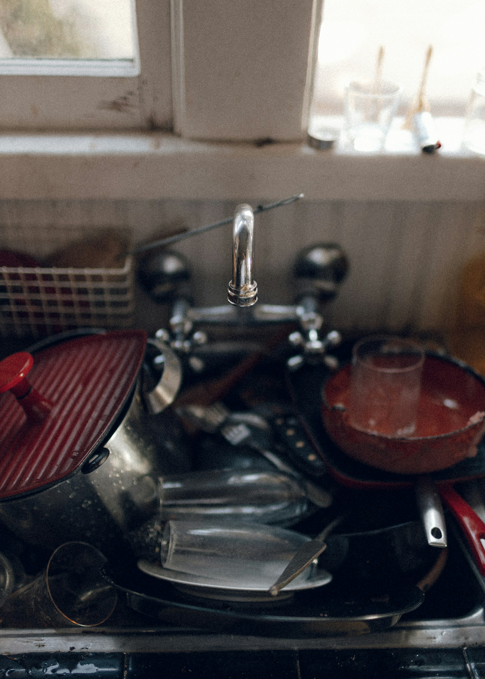 Ein mit schmutzigem Geschirr überfülltes Spülbecken | Quelle: Unsplash