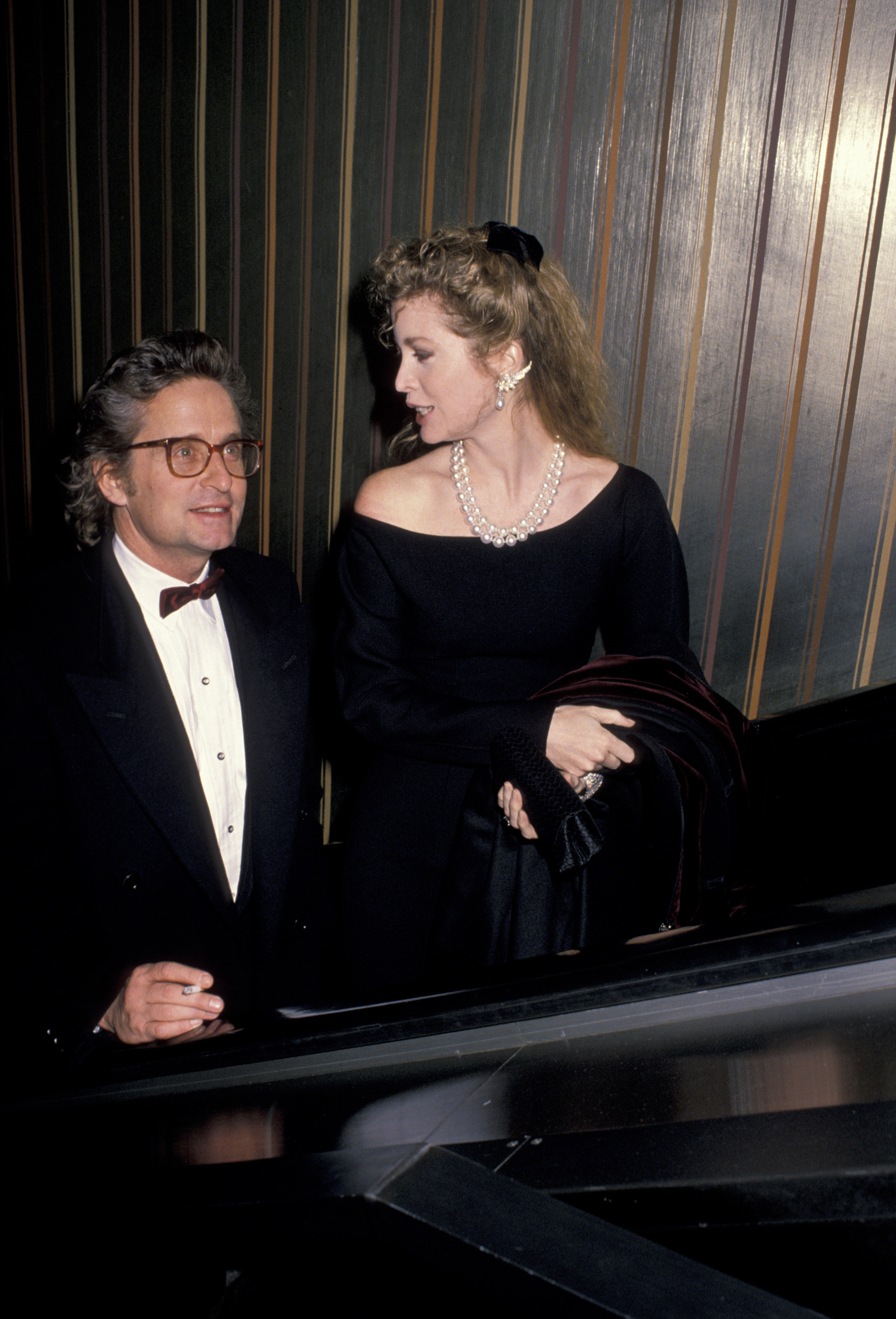 Michael und Diandra Douglas bei der Premiere von "Rain Man", 1988 | Quelle: Getty Images