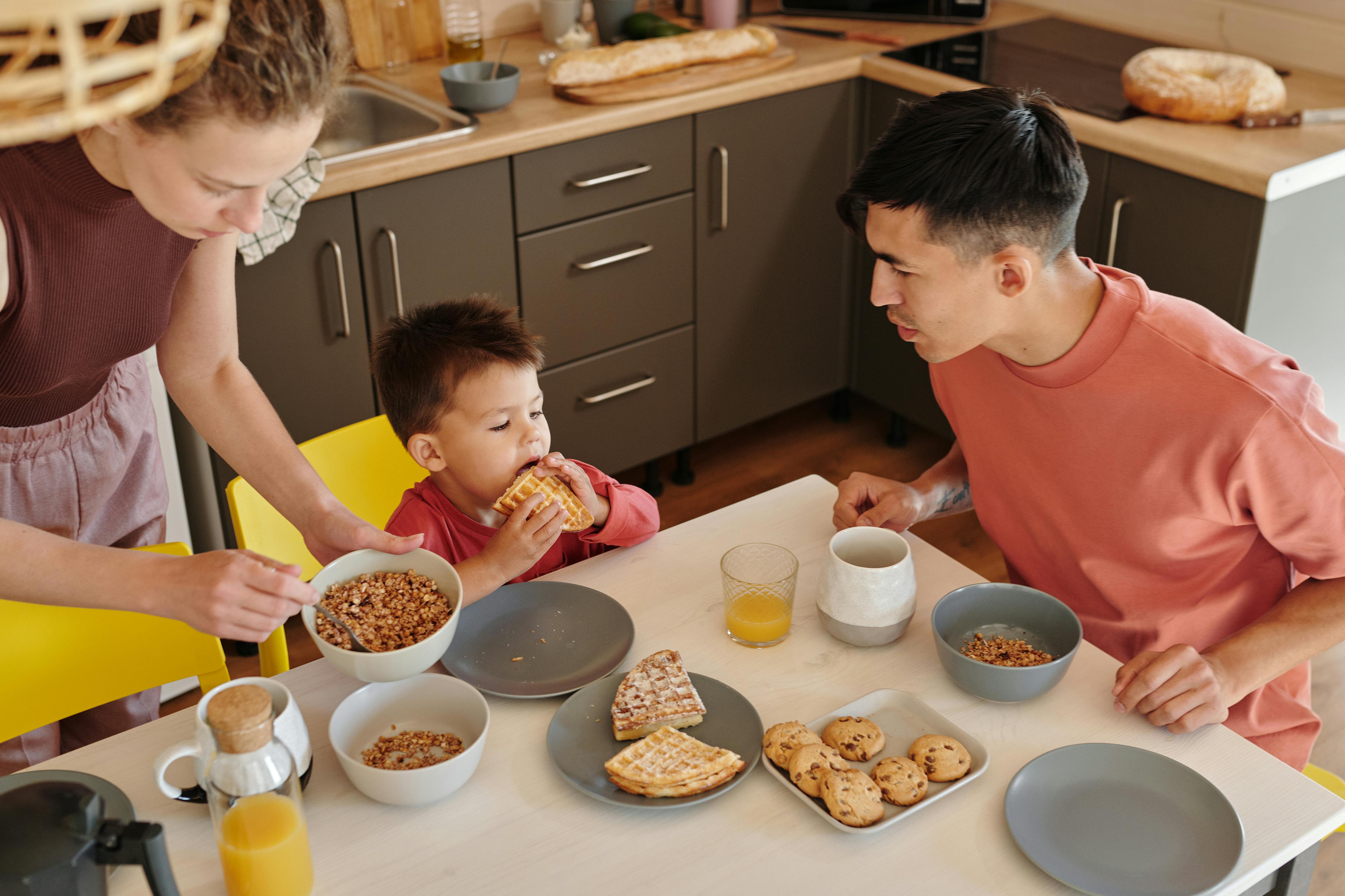 Eine Familie beim gemeinsamen Frühstück | Quelle: Pexels