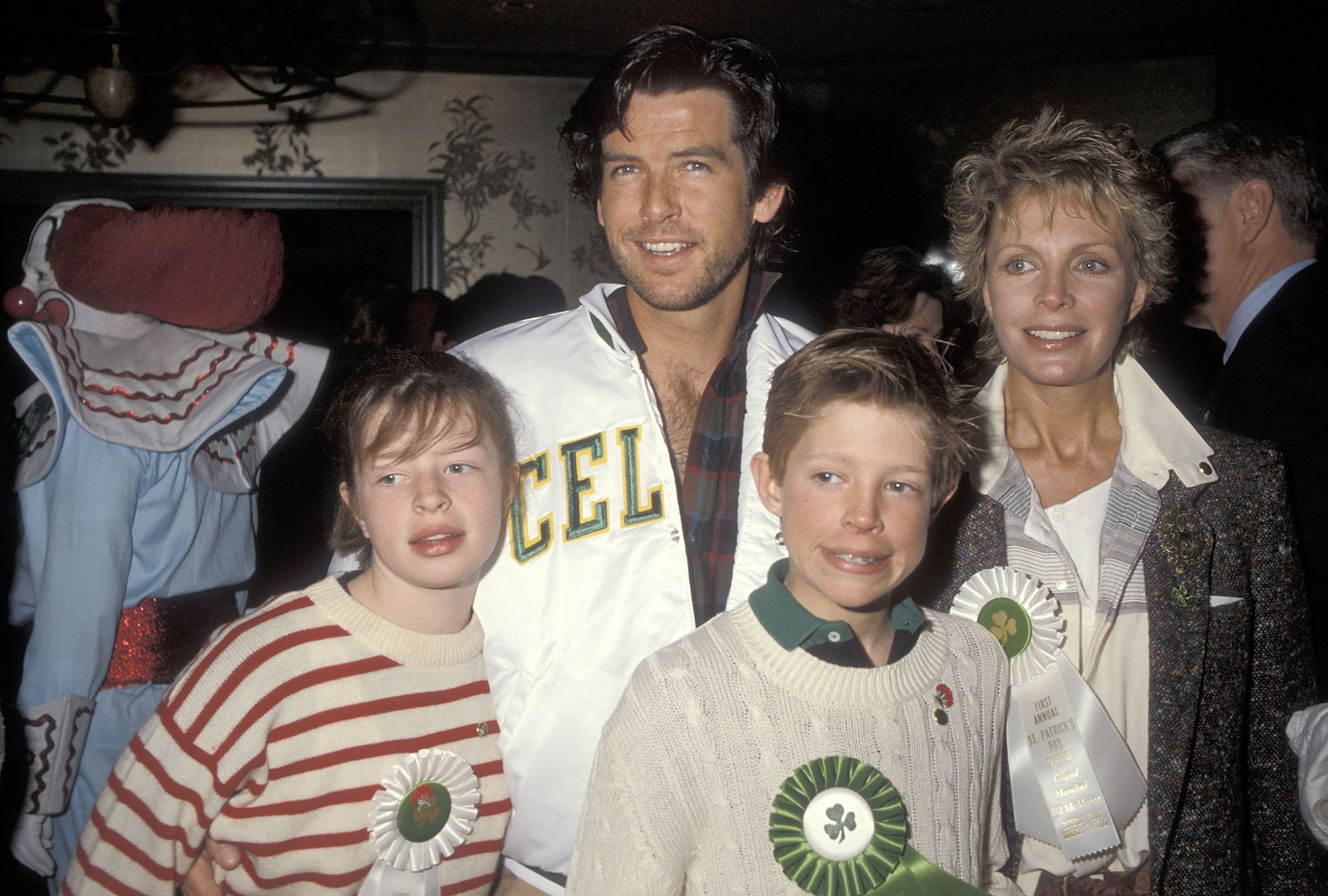 Pierce Brosnan und Cassandra Harris mit ihren Kindern Christopher und Charlotte in Beverly Hills 1989. | Quelle: Getty Images 