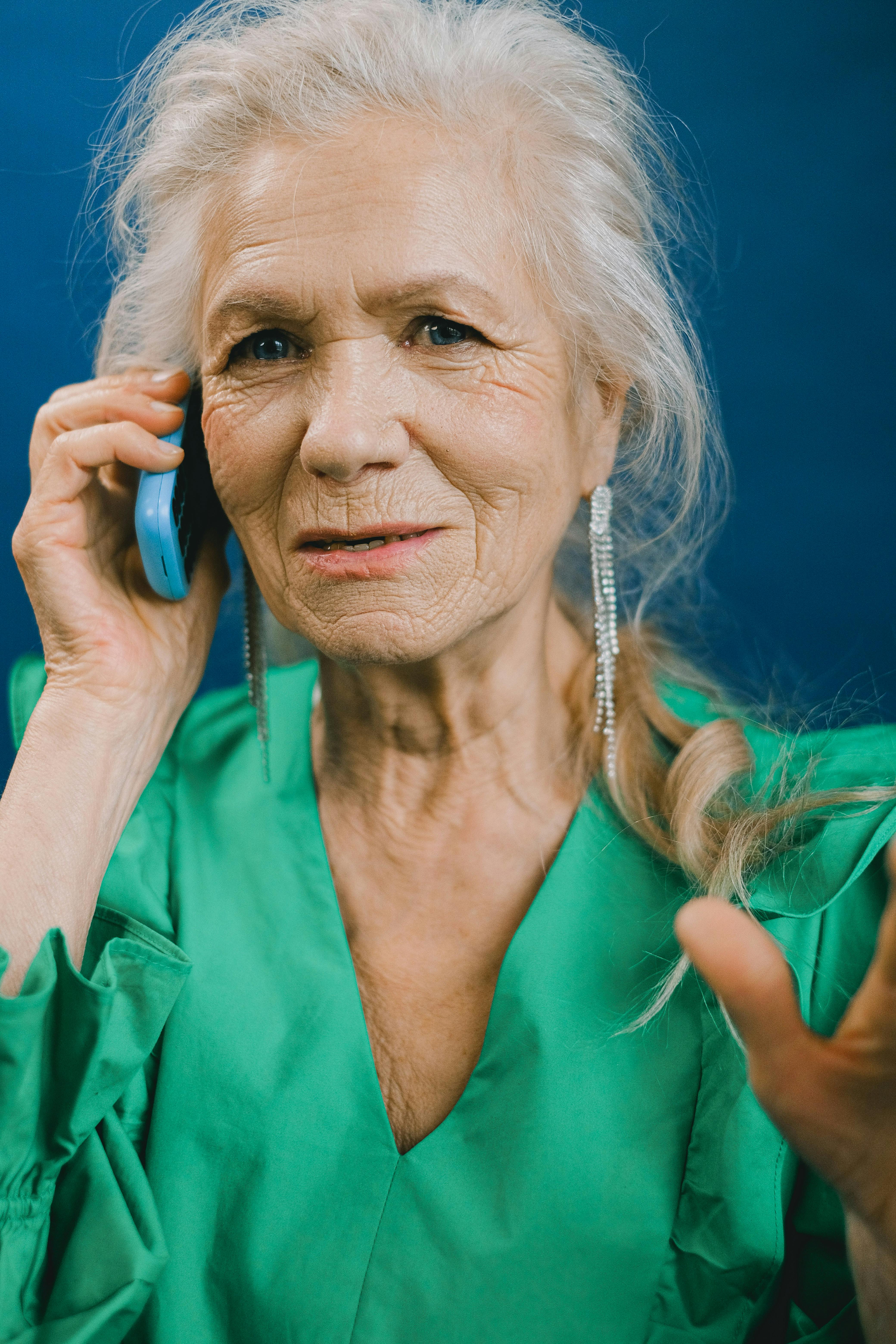 Eine aufgebrachte und verwirrte Frau bei einem Anruf | Quelle: Pexels