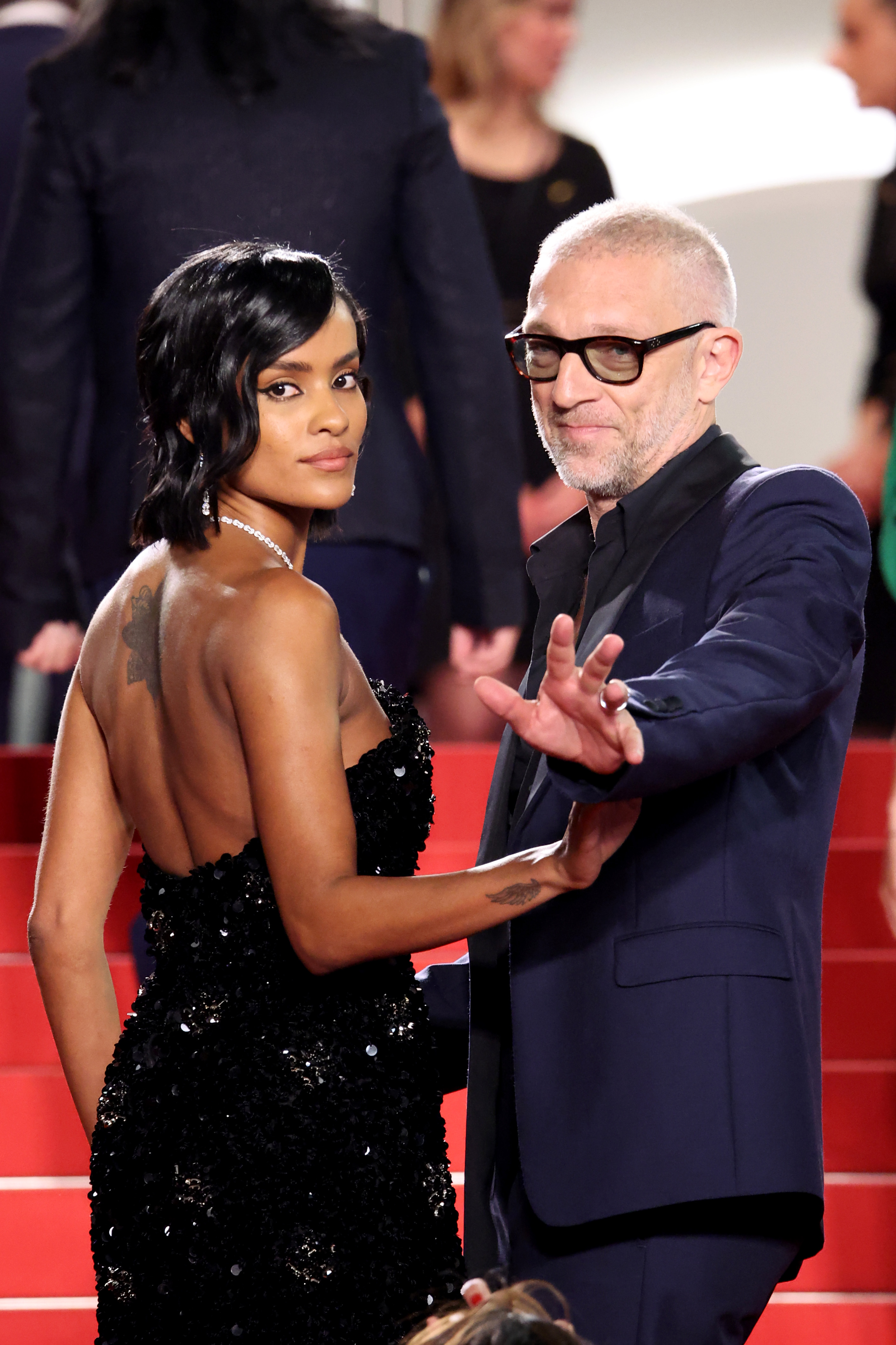 Narah Baptista und Vincent Cassel auf dem roten Teppich von „Parthenope“ während der 77. jährlichen Filmfestspiele von Cannes am 21. Mai 2024 in Frankreich. | Quelle: Getty Images