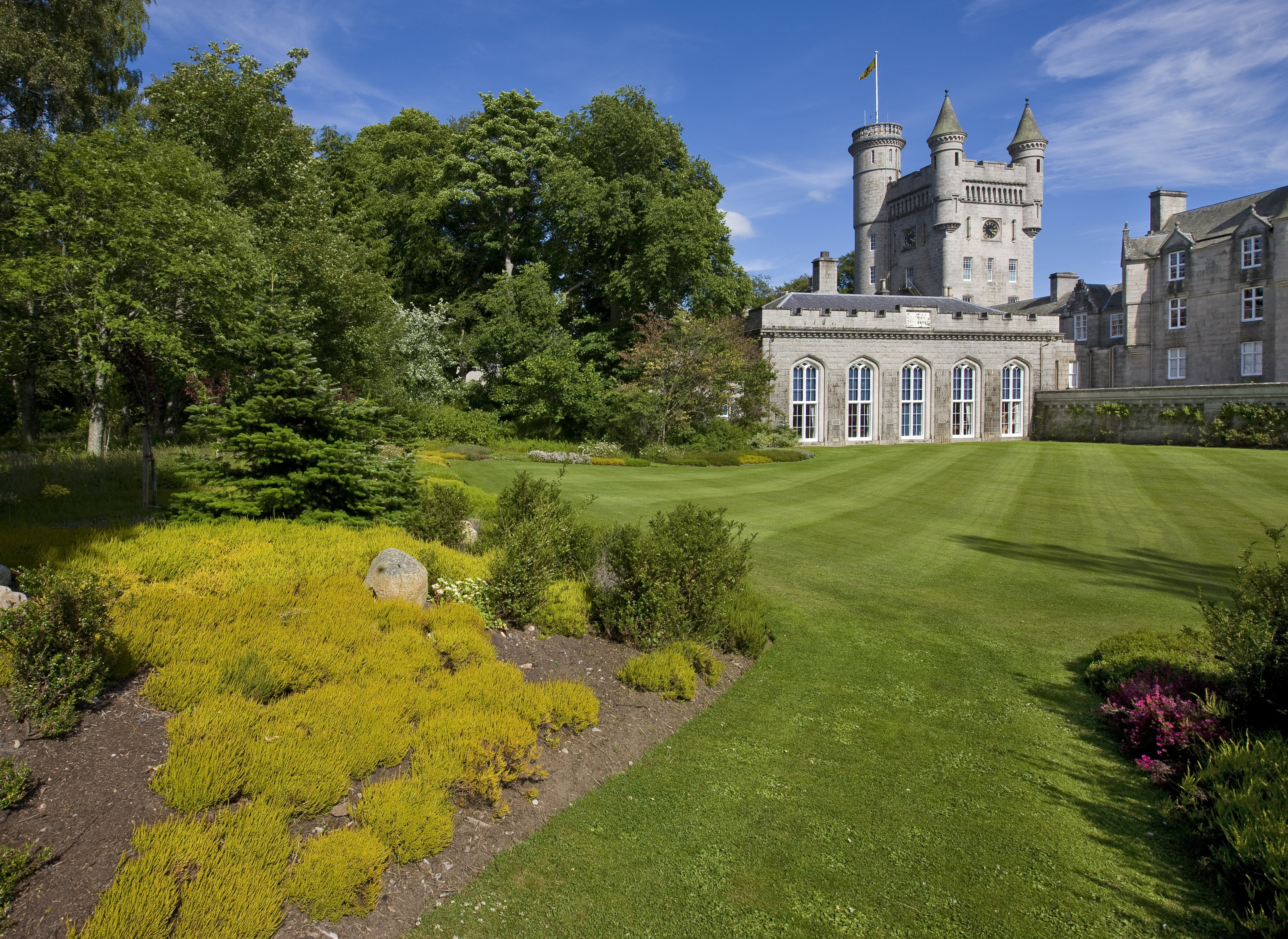 Balmoral Castle vom ummauerten Rosengarten aus, Residenz des britischen Königshauses, Royal Deeside, Aberdeenshire, Schottland, Vereinigtes Königreich. | Quelle: Getty Images