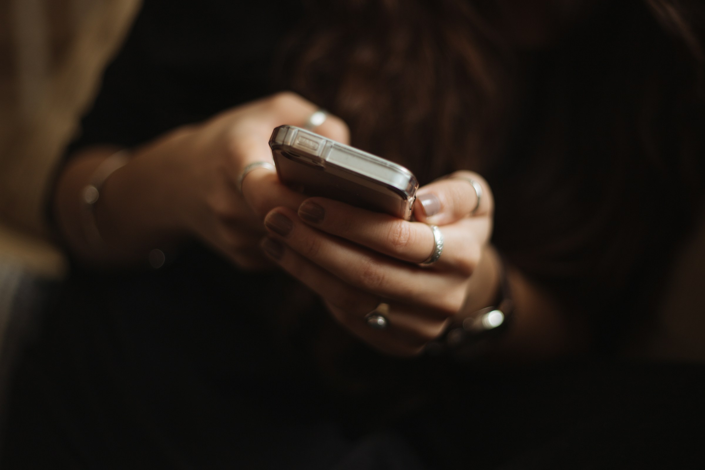 Eine Frau, die eine SMS auf ihrem Handy schreibt | Quelle: Unsplash