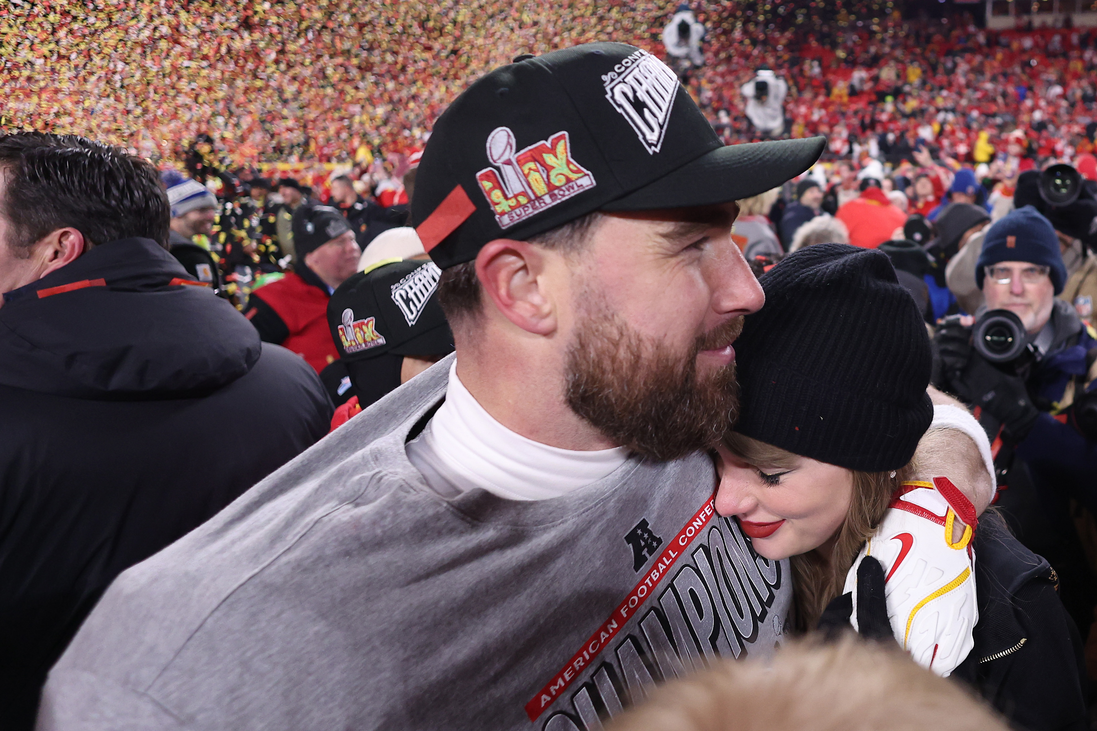 Taylor Swift feiert mit Travis Kelce nach dem 32:29-Sieg gegen die Buffalo Bills im AFC Championship Game im GEHA Field im Arrowhead Stadium in Kansas City, Missouri, am 26. Januar 2025 | Quelle: Getty Images