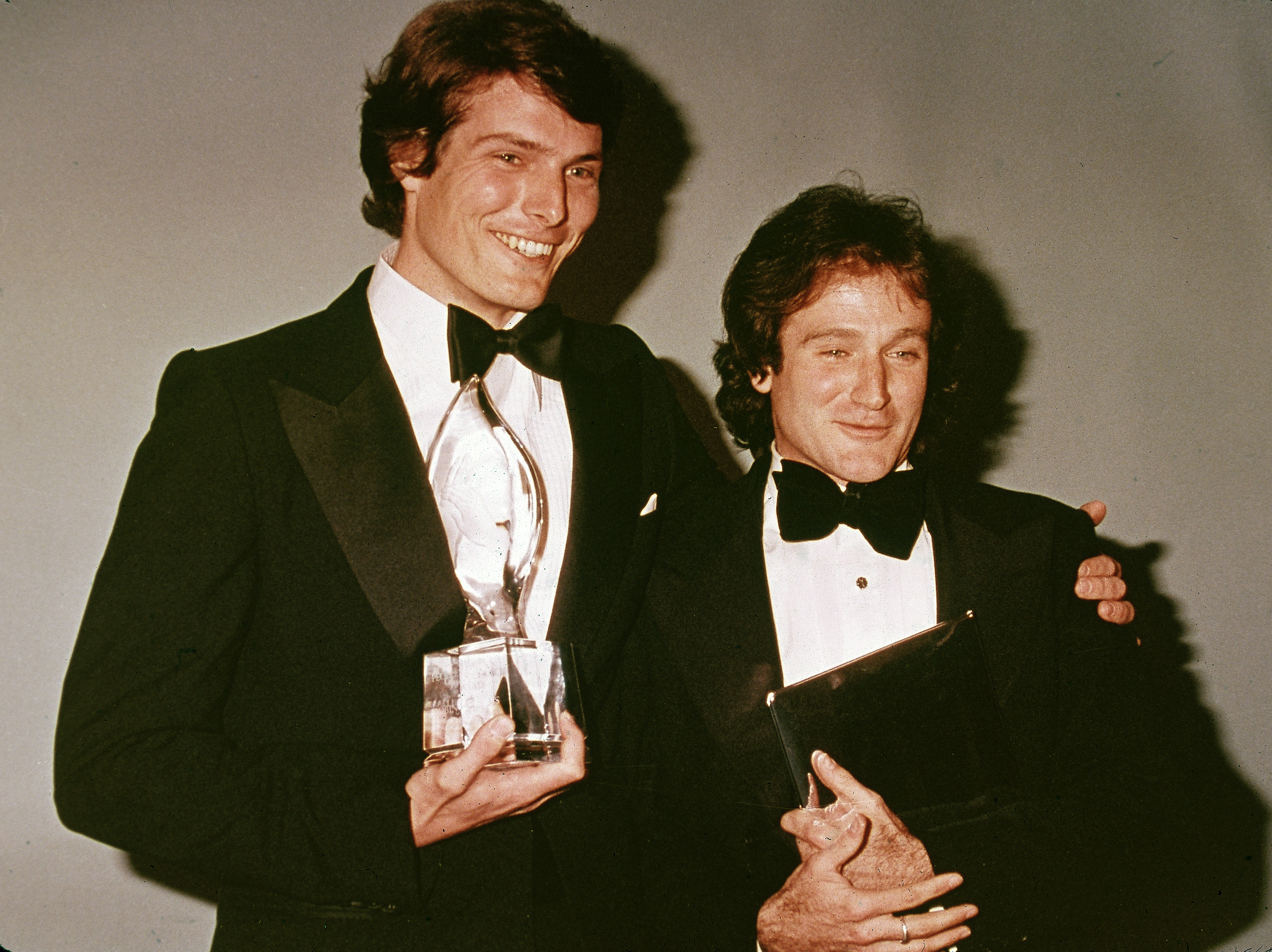 Christopher Reeve und Robin Williams bei den People's Choice Awards im März 1979. | Quelle: Getty Images