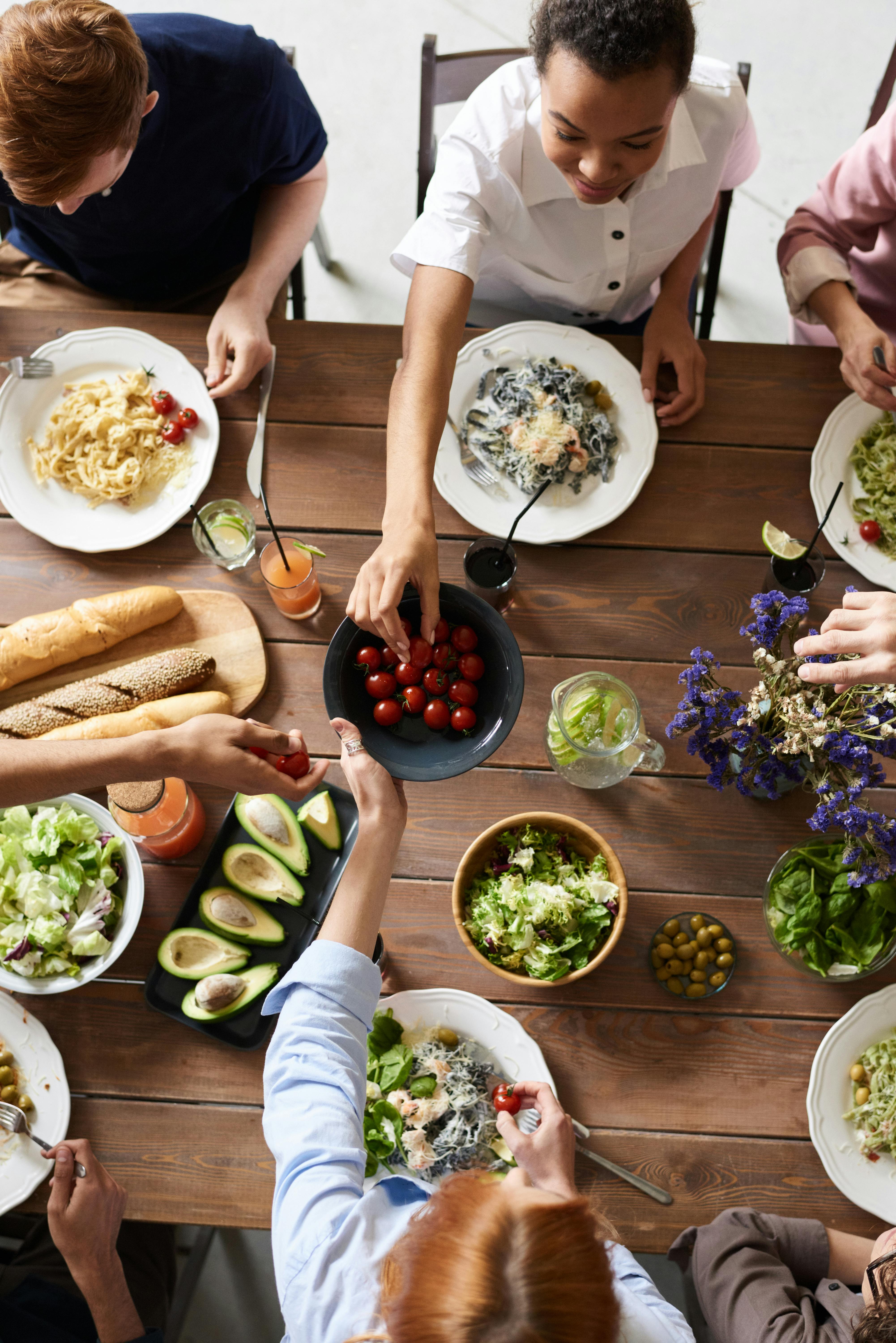 Eine Gruppe von Freunden teilt eine Mahlzeit | Quelle: Pexels