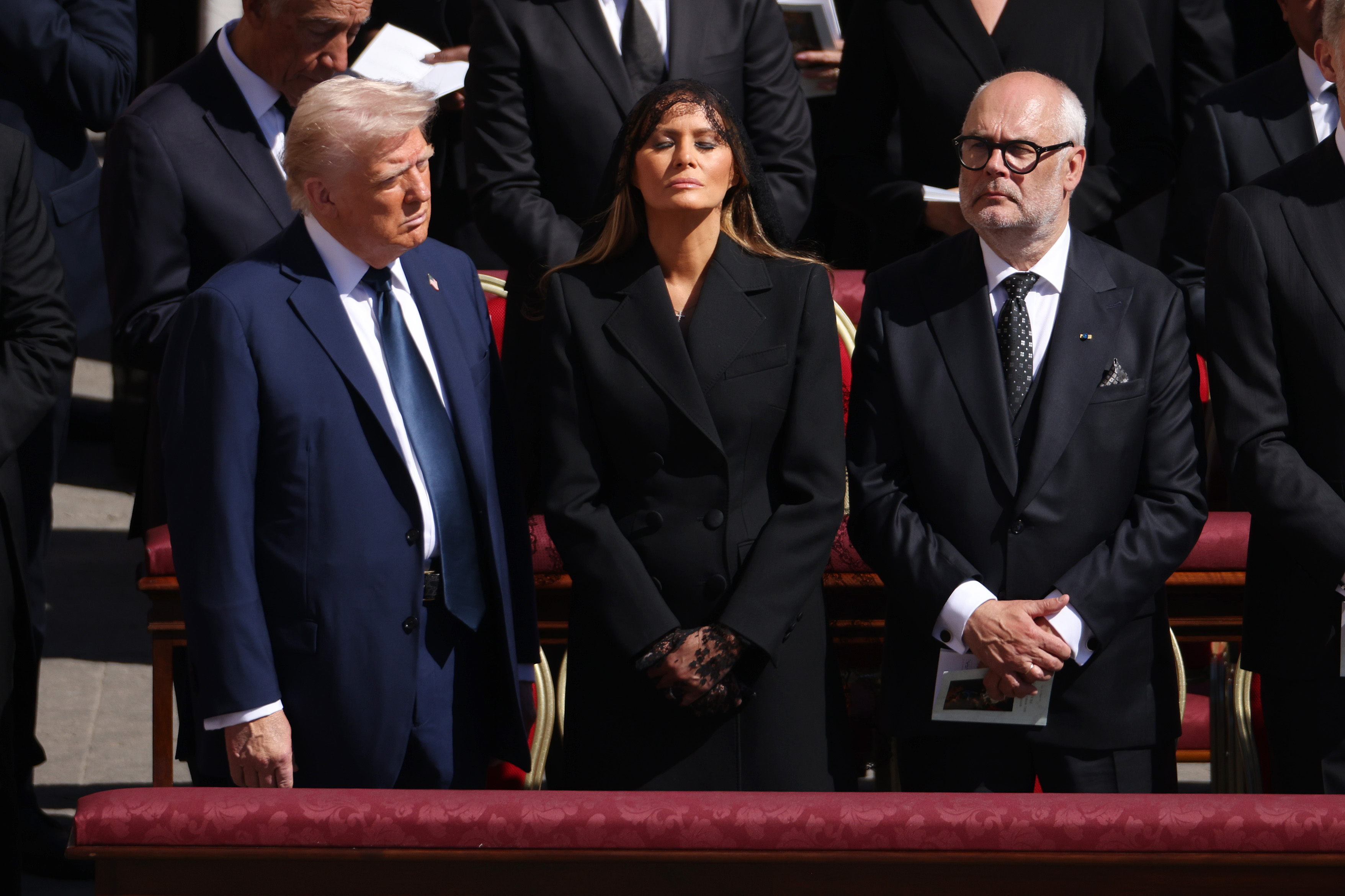 Donald, Melania Trump und der estnische Präsident Alar Karis bei der Beerdigung von Papst Franziskus | Quelle: Getty Images