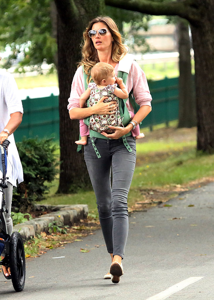 Gisele Bündchen ging mit ihren Kindern Benjamin Brady, Vivian Lake Brady und Stiefsohn Jack Moynihan am 02. September 2013 in Boston, Massachusetts, in den Park. (Foto: Stickman/Bauer-Griffin/GC Images)