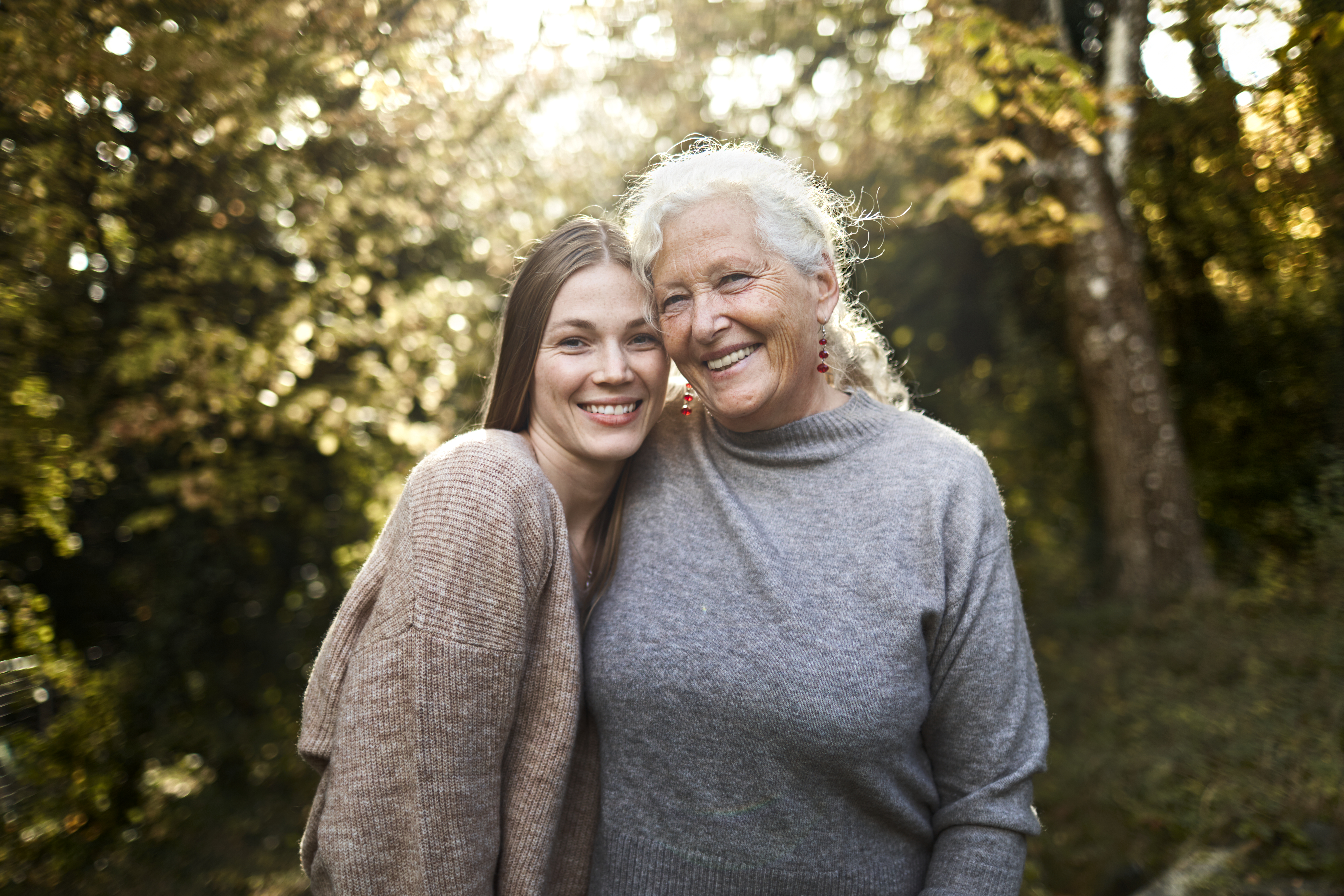 Porträt einer glücklichen Großmutter und einer erwachsenen Enkelin im Garten | Quelle: Getty Images